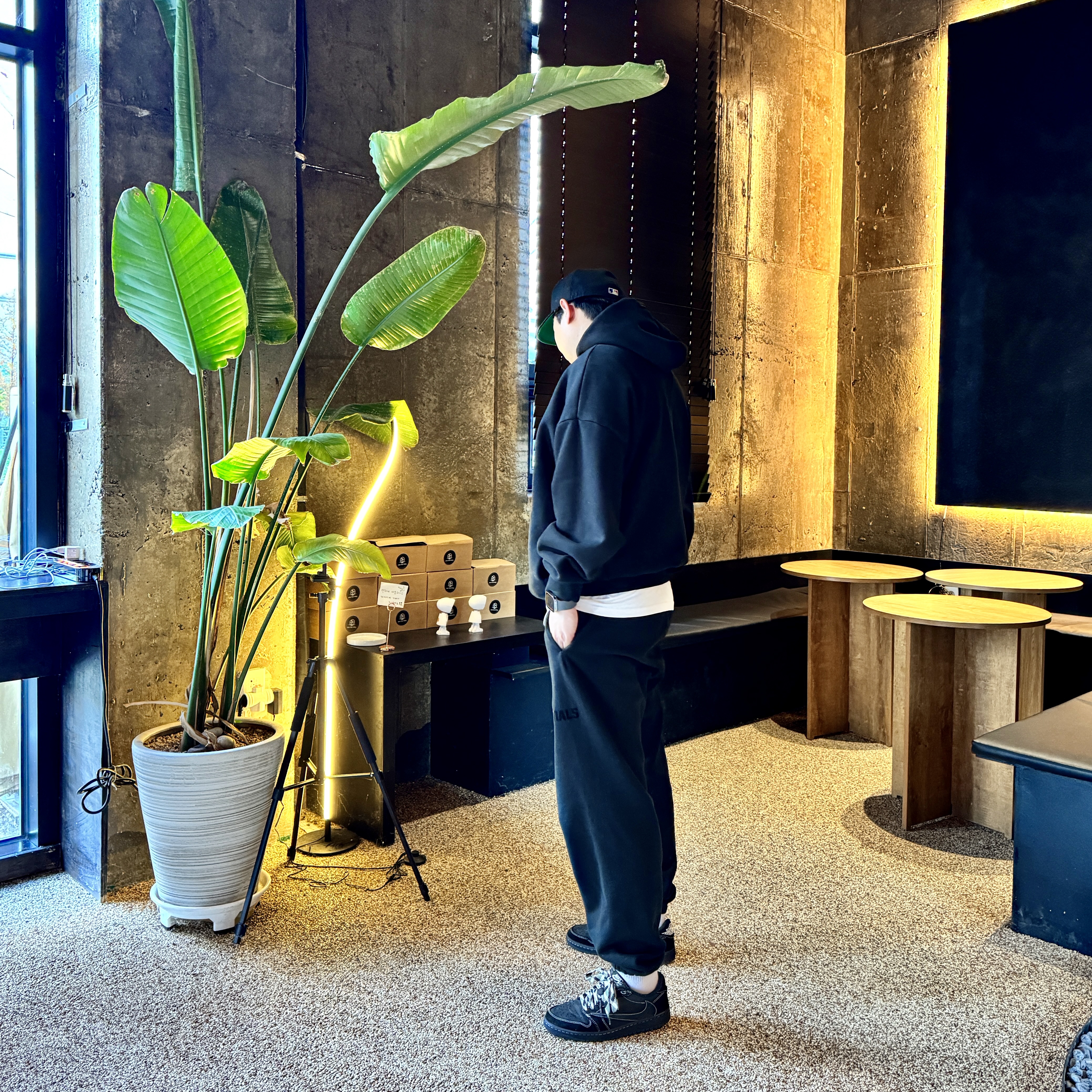 Essentials The Black Collection Hoodie Jet Black - 23SS, Essentials The Black Collection Sweatpants Black - 23SS 착용 스타일 - 2