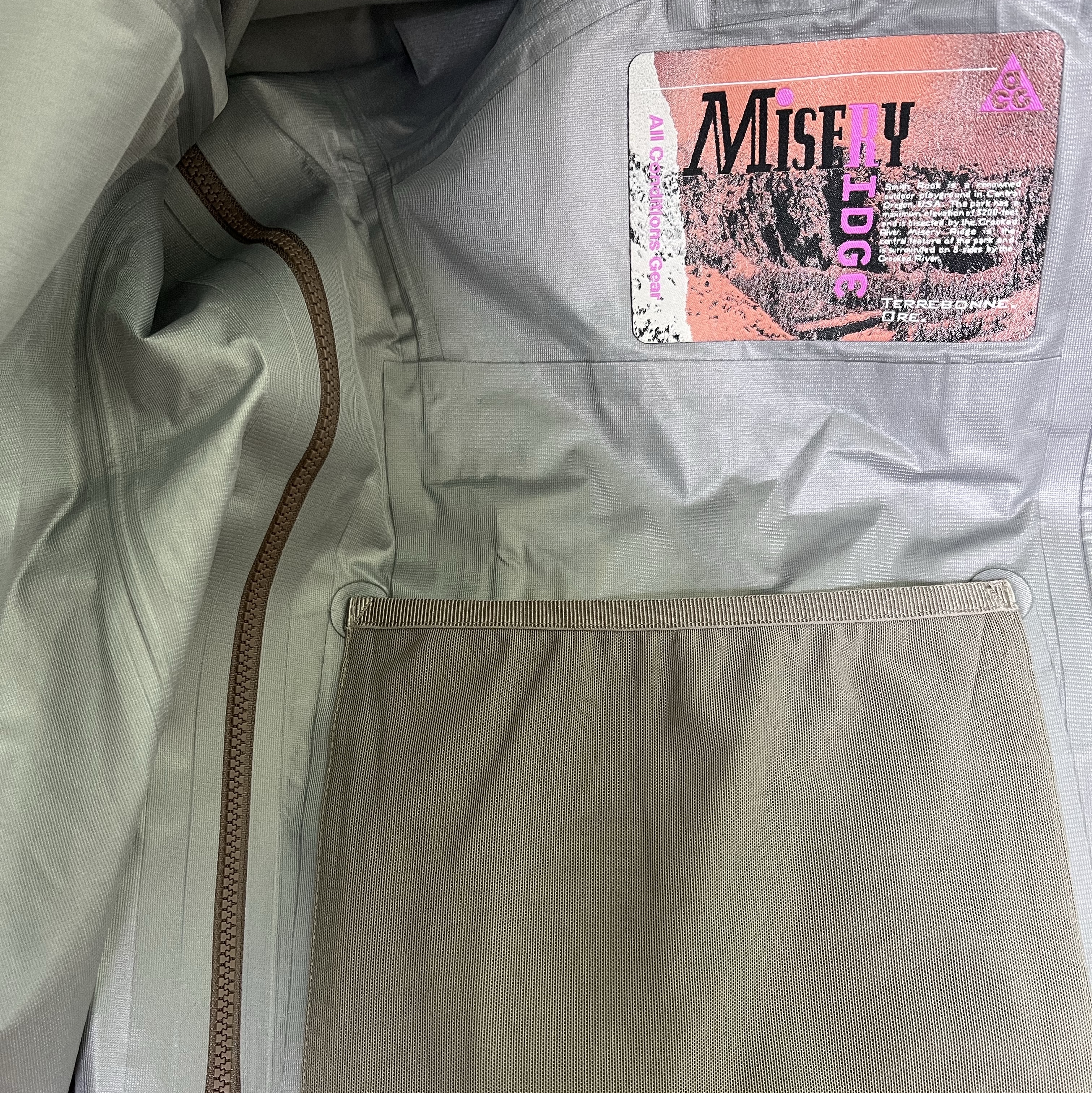 Nike ACG Storm-Fit ADV Gore-Tex Misery Ridge Jacket Iron Stone - Asia, Nike ACG Trail Cap Black 착용 스타일 - 7