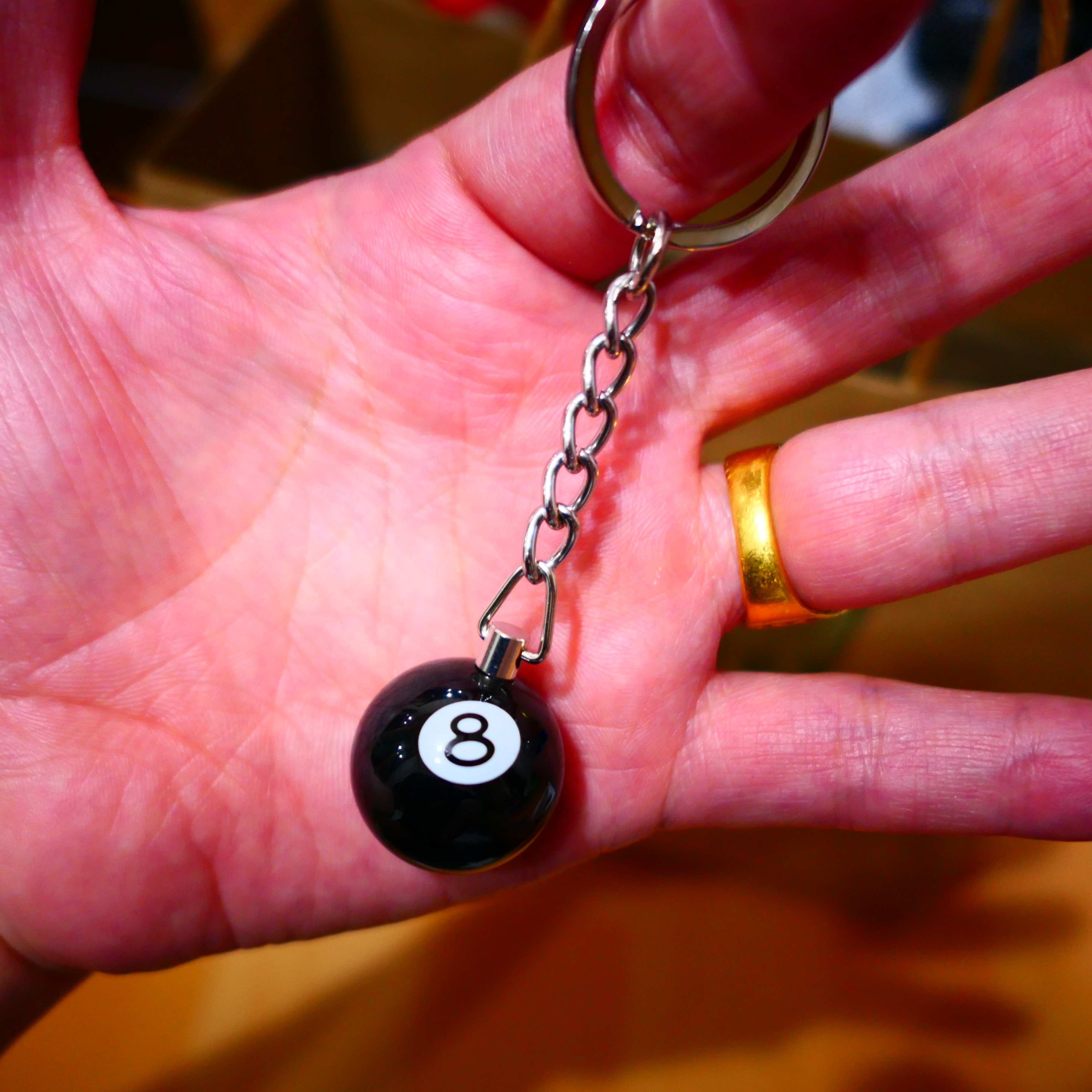 Stussy 8 Ball Keychain Black 착용 스타일 - 2