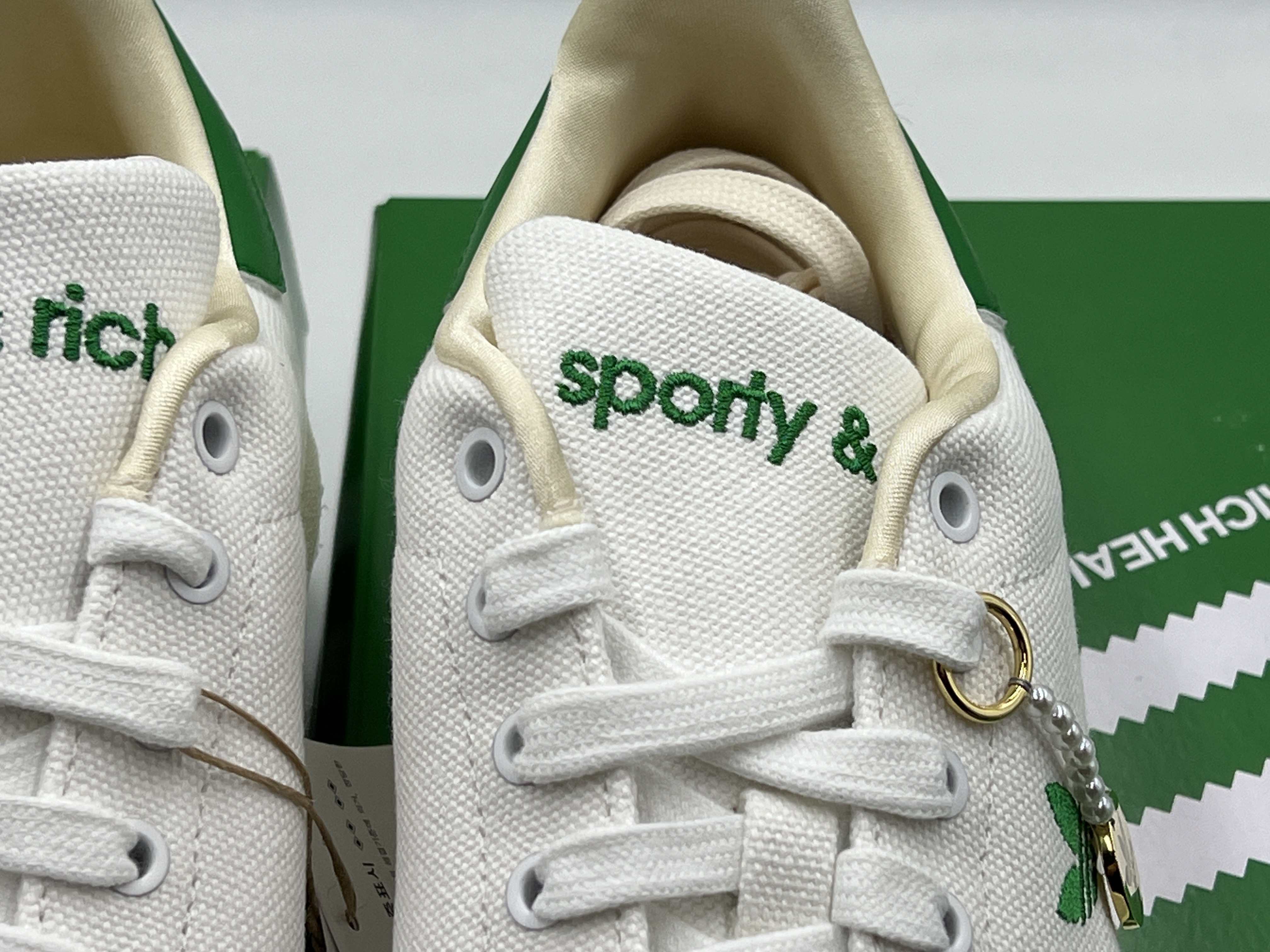 Adidas x Sporty & Rich Stan Smith White Green 착용 스타일 - 4