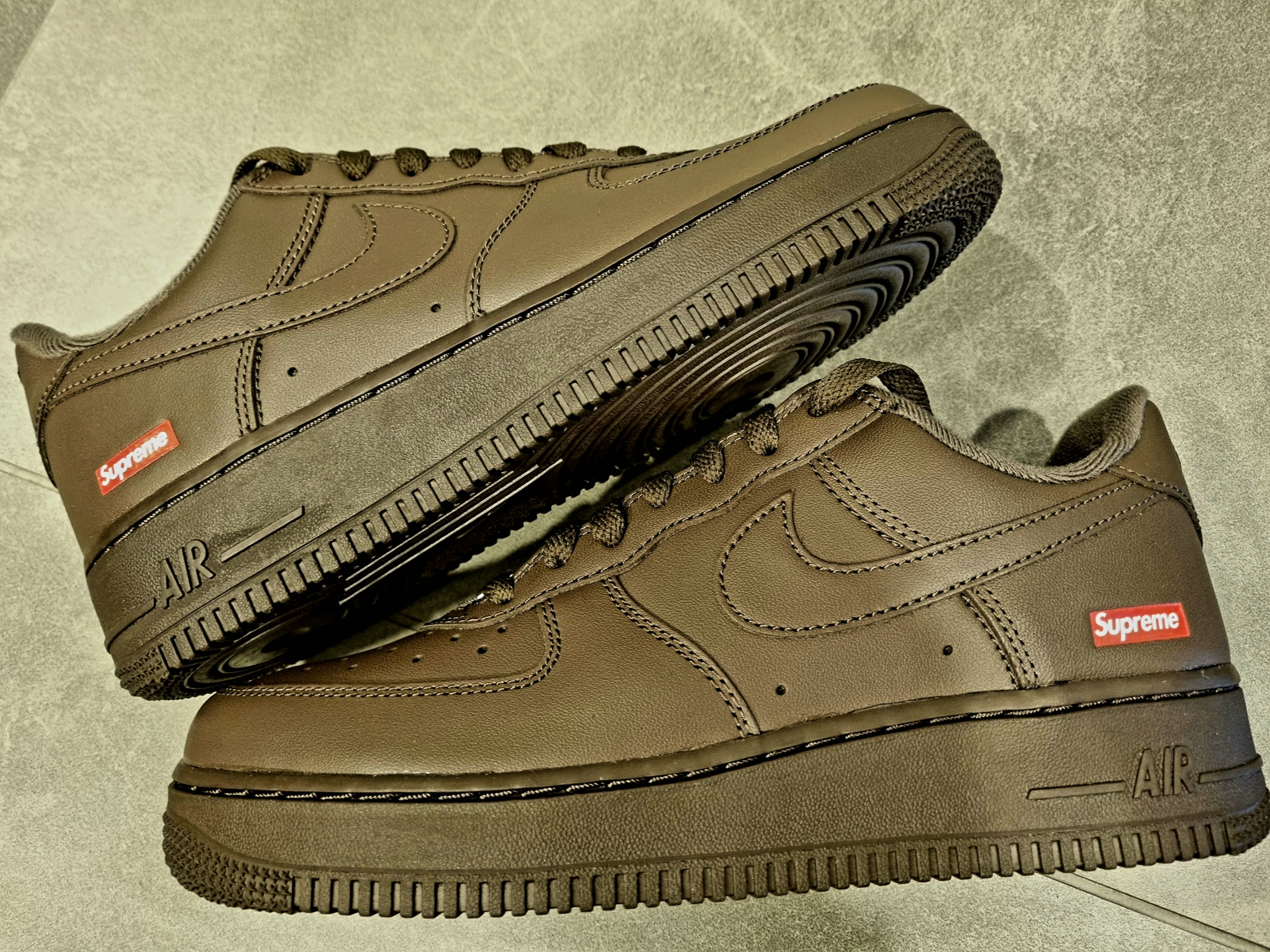 Nike x Supreme Air Force 1 Low Baroque Brown 착용 스타일 - 4
