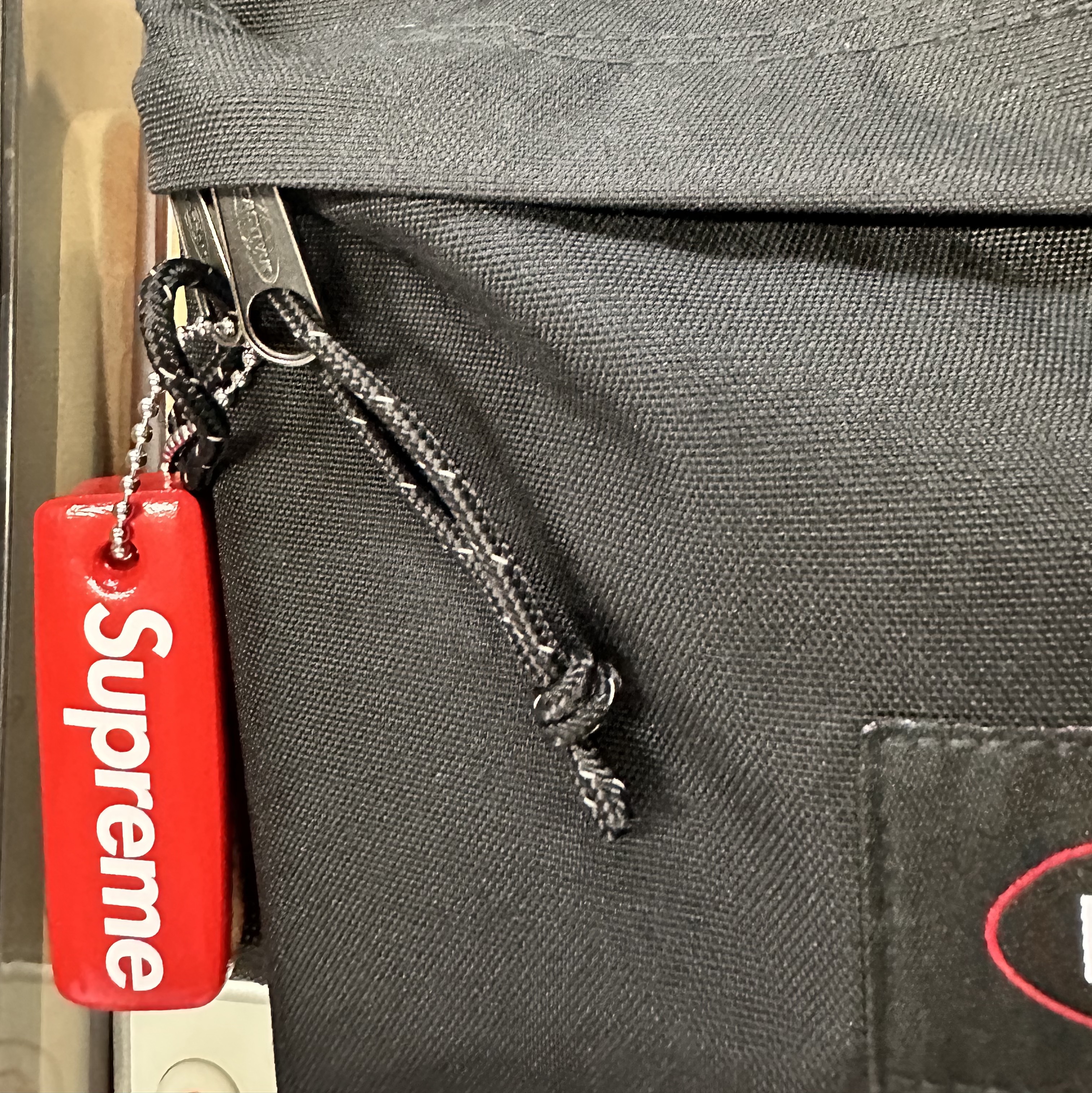 Supreme Floating Keychain Red - 23FW 착용 스타일