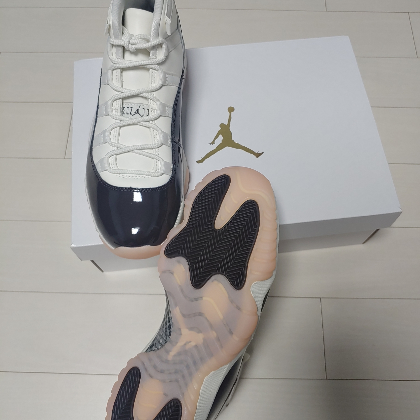 (W) Jordan 11 Retro Neapolitan 착용 스타일 - 3
