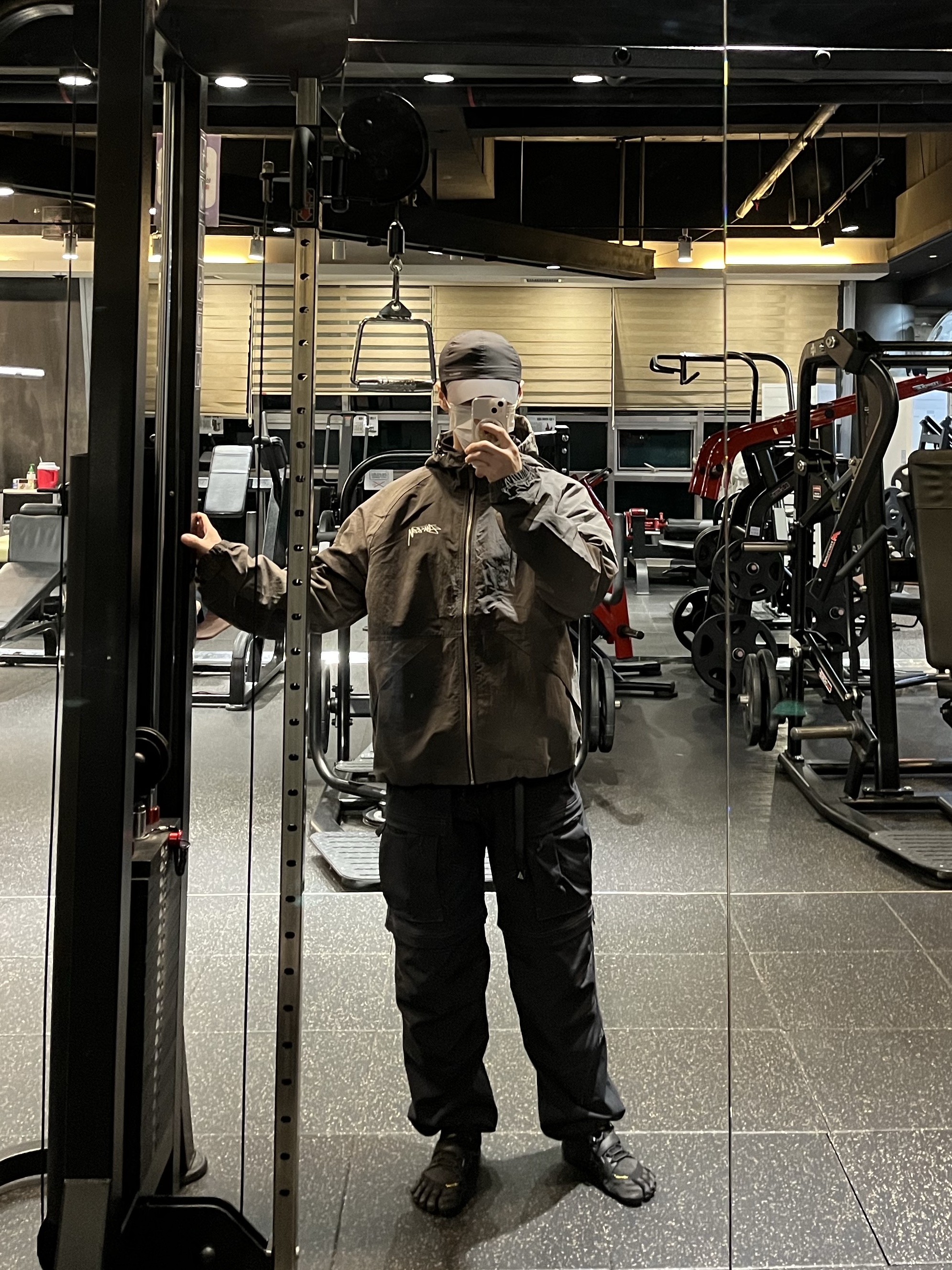 Stussy Wave Dye Beach Shell Jacket Black, Nike ACG Smith Summit Cargo Pants Black Summit White - US/EU 착용 스타일
