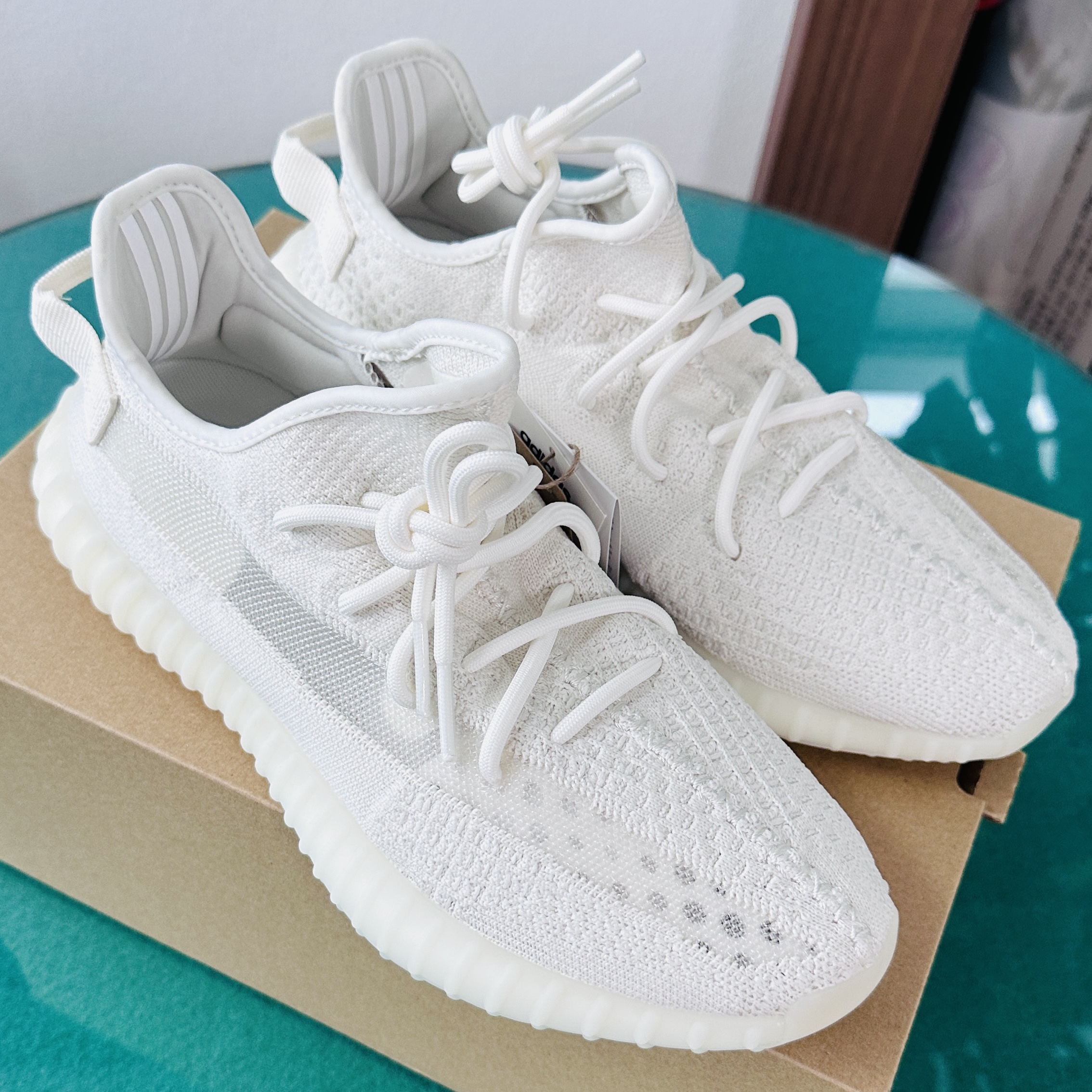 Adidas Yeezy Boost 350 V2 Bone 착용 스타일 - 1