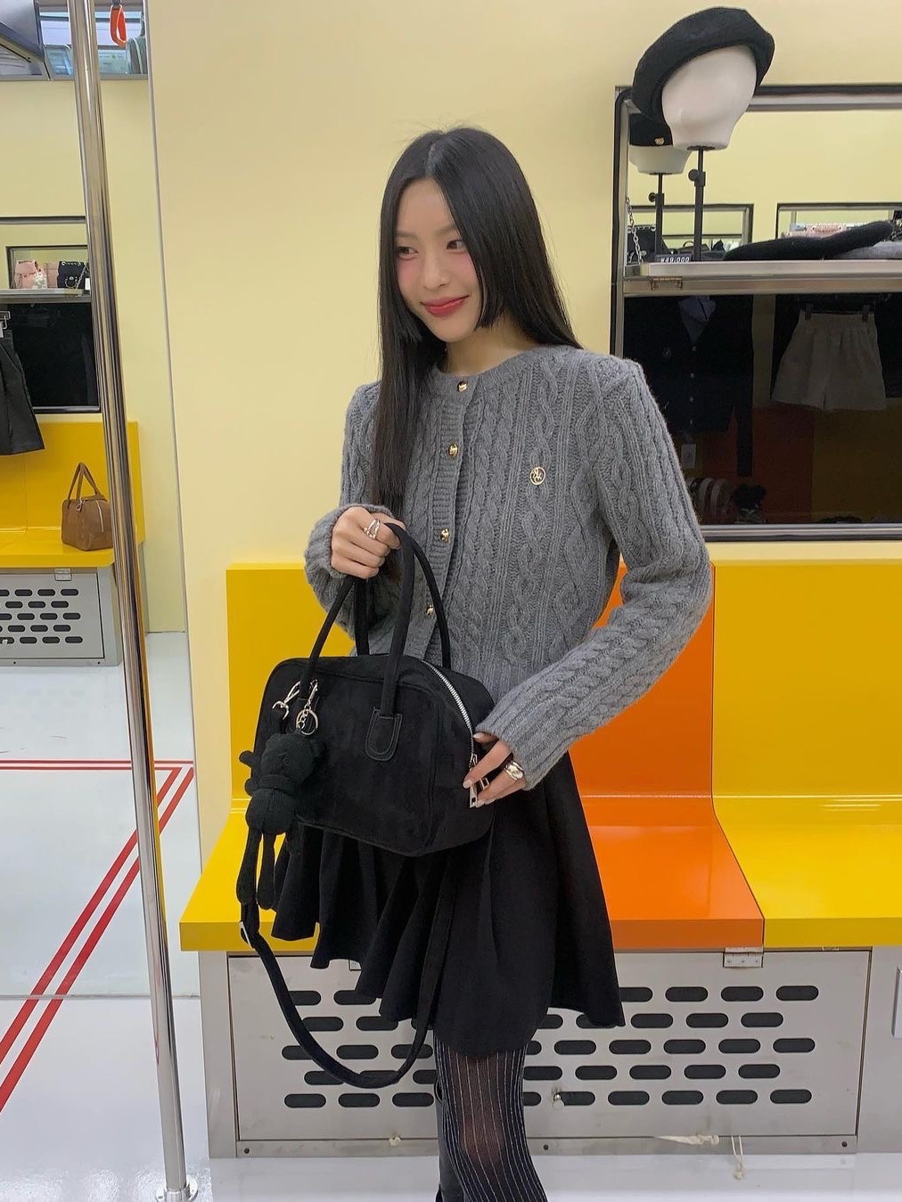 Anoetic Two-way Suede Tote Bag Black, Anoetic Two-way Suede Tote Bag Brown 착용 스타일 - 1