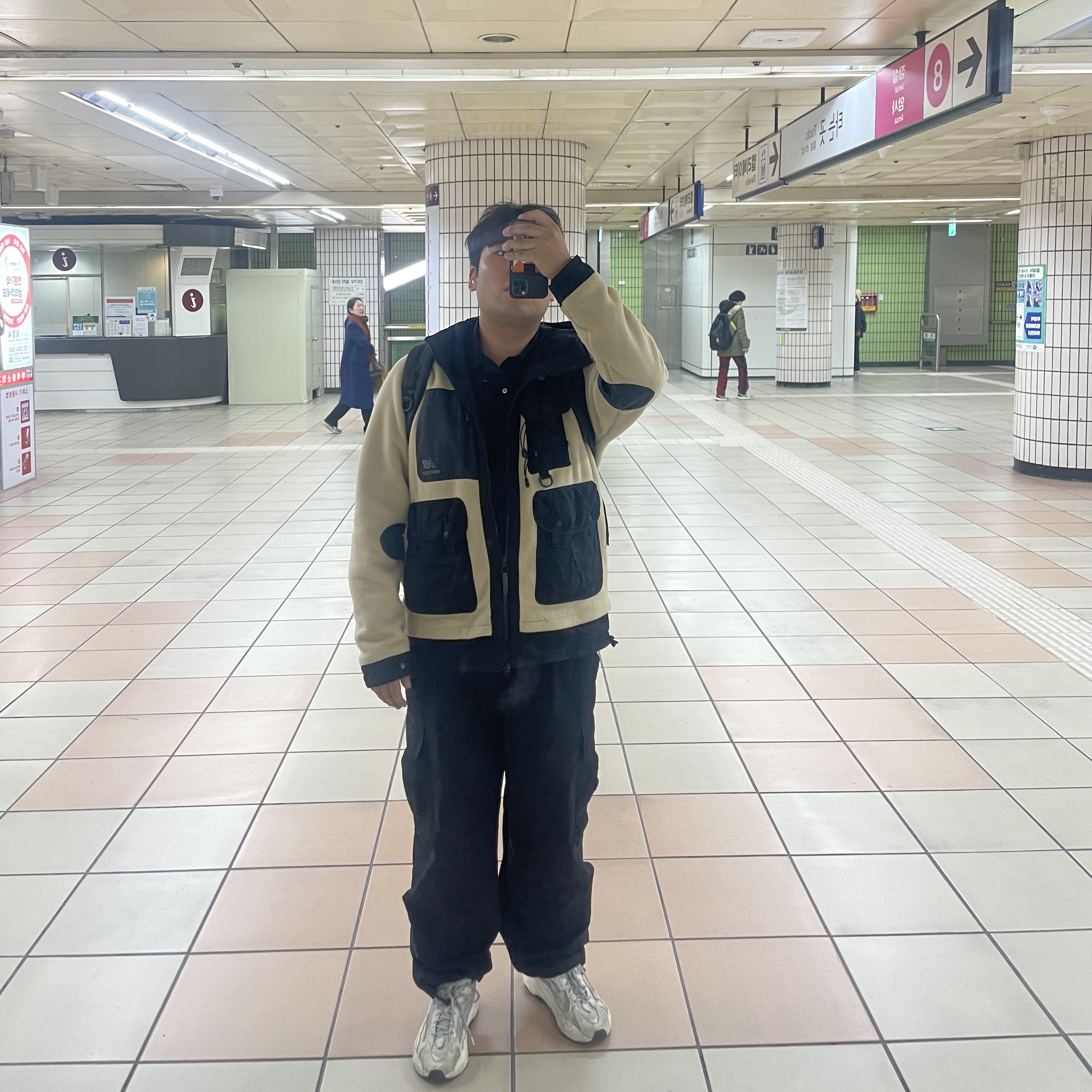 Adidas Yeezy Boost 700 V2 Static 2022 착용 스타일