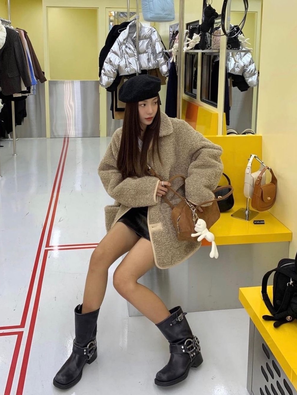 Anoetic Two-way Suede Tote Bag Brown, Anoetic Two-way Suede Tote Bag Black 착용 스타일