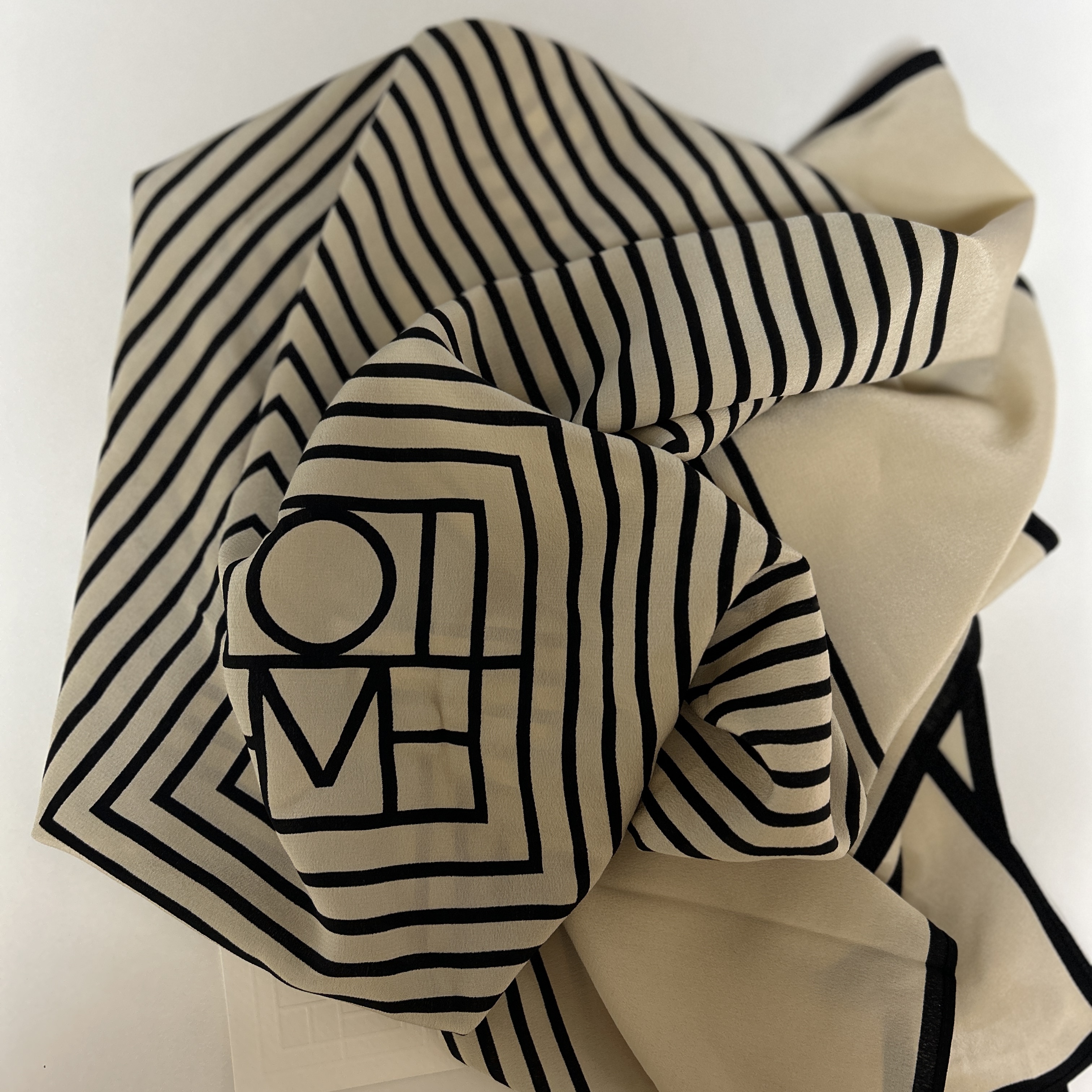 Toteme Centered Monogram Silk Scarf Cream Monogram 착용 스타일 - 2