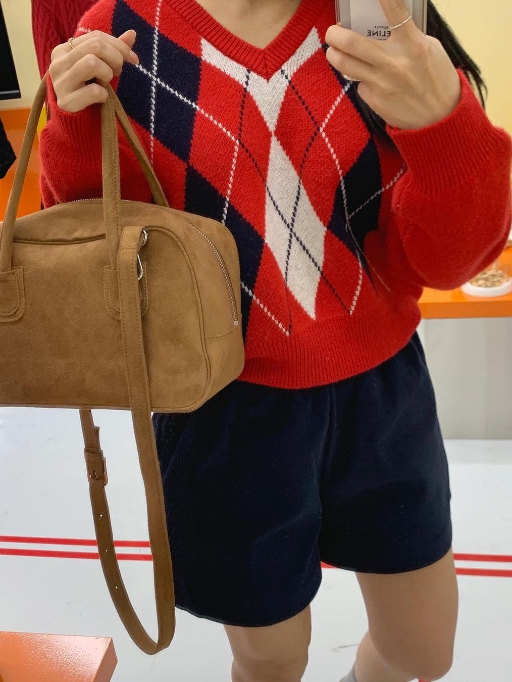 Anoetic Two-way Suede Tote Bag Brown 착용 스타일