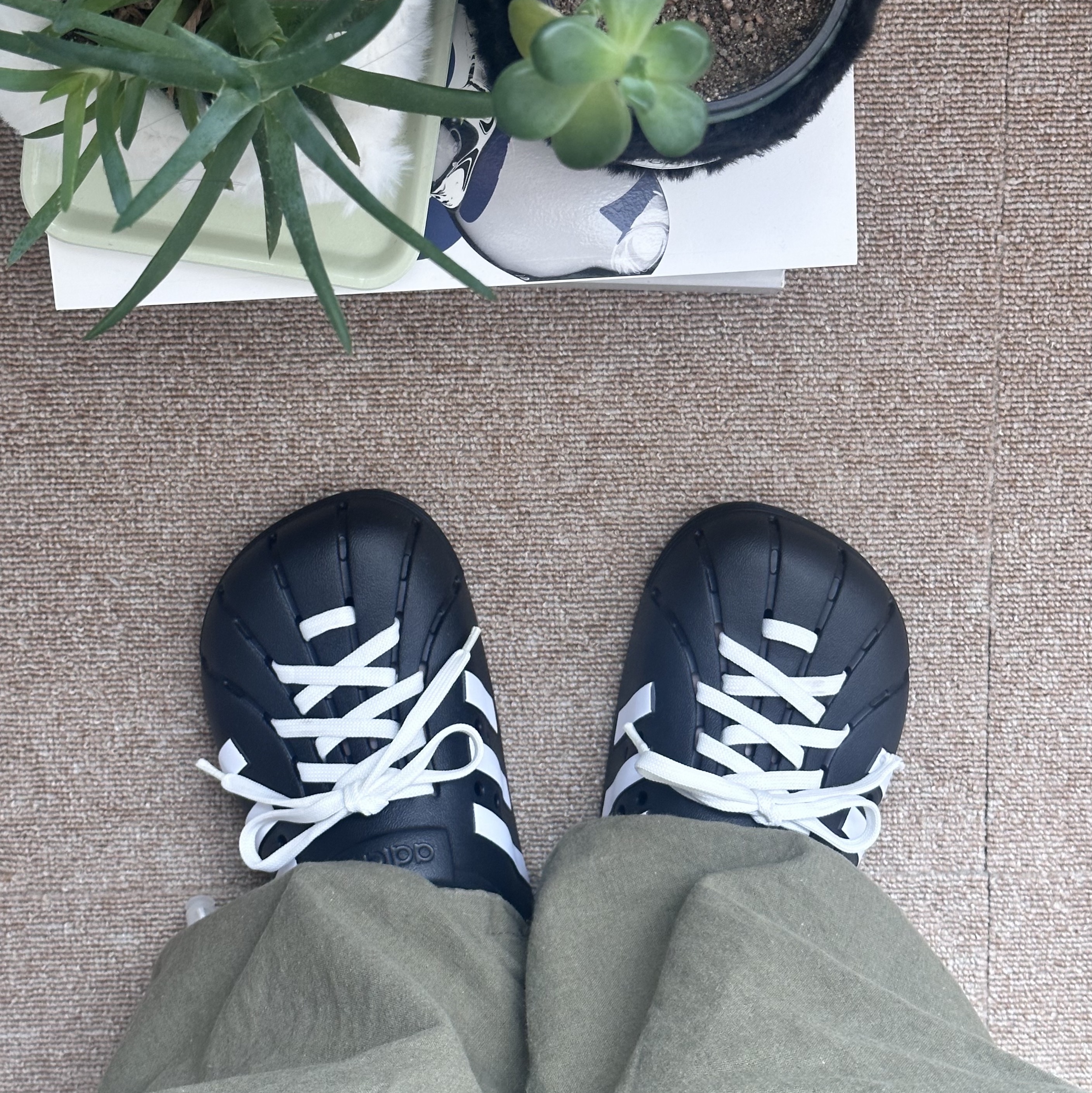 Adidas Adilette Clog Black White ์ฐฉ์ฉ ์คํ์ผ - 1