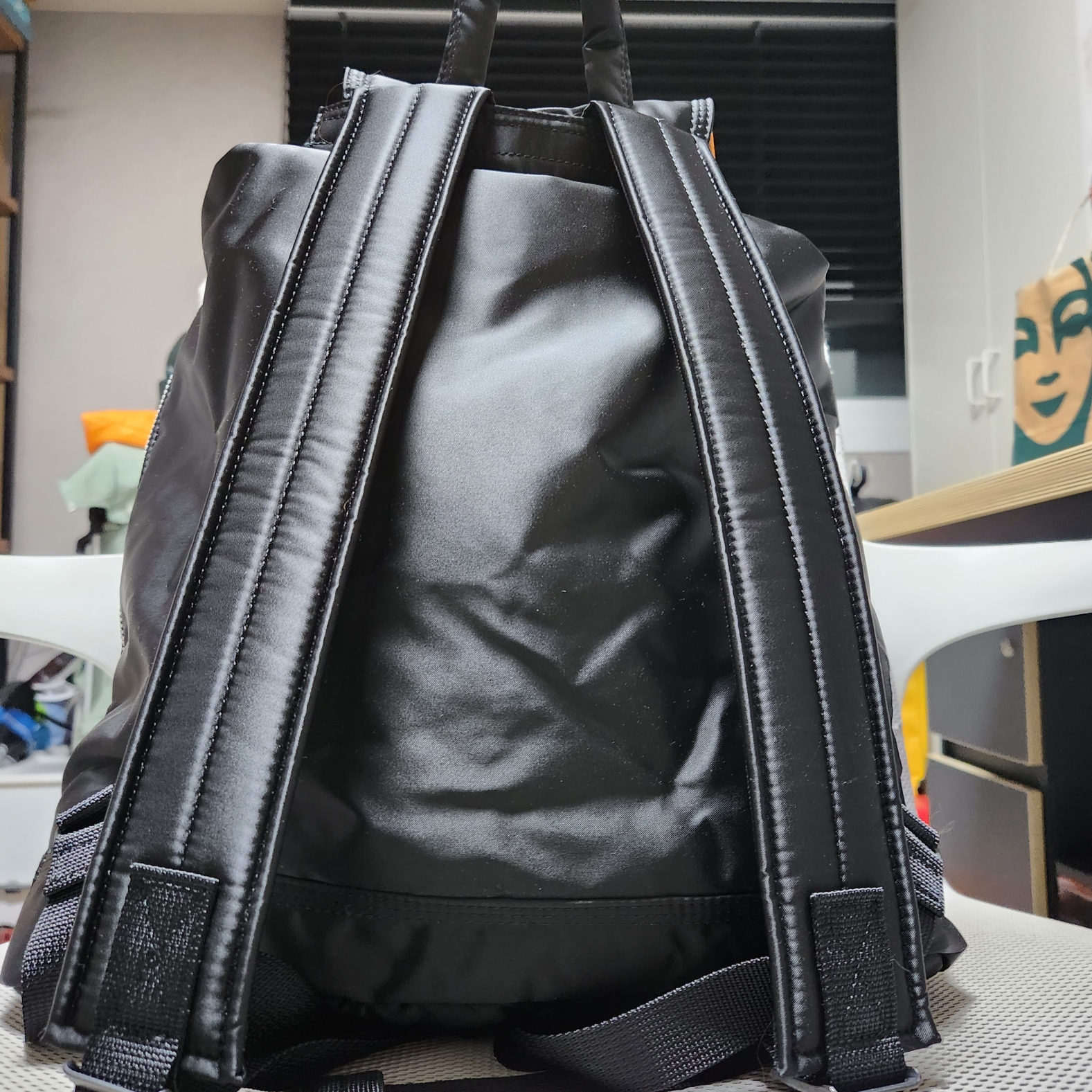 Porter Tanker Backpack Black 착용 스타일 - 3