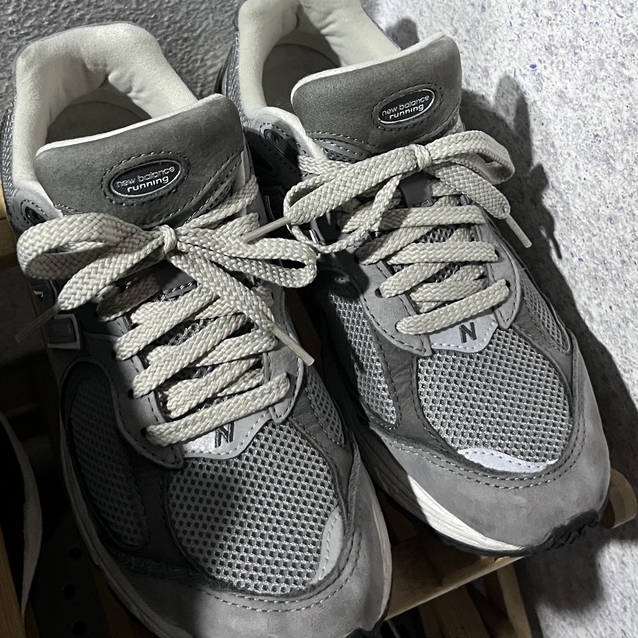 New Balance 2002R Premium Vintage Grey 착용 스타일 - 2