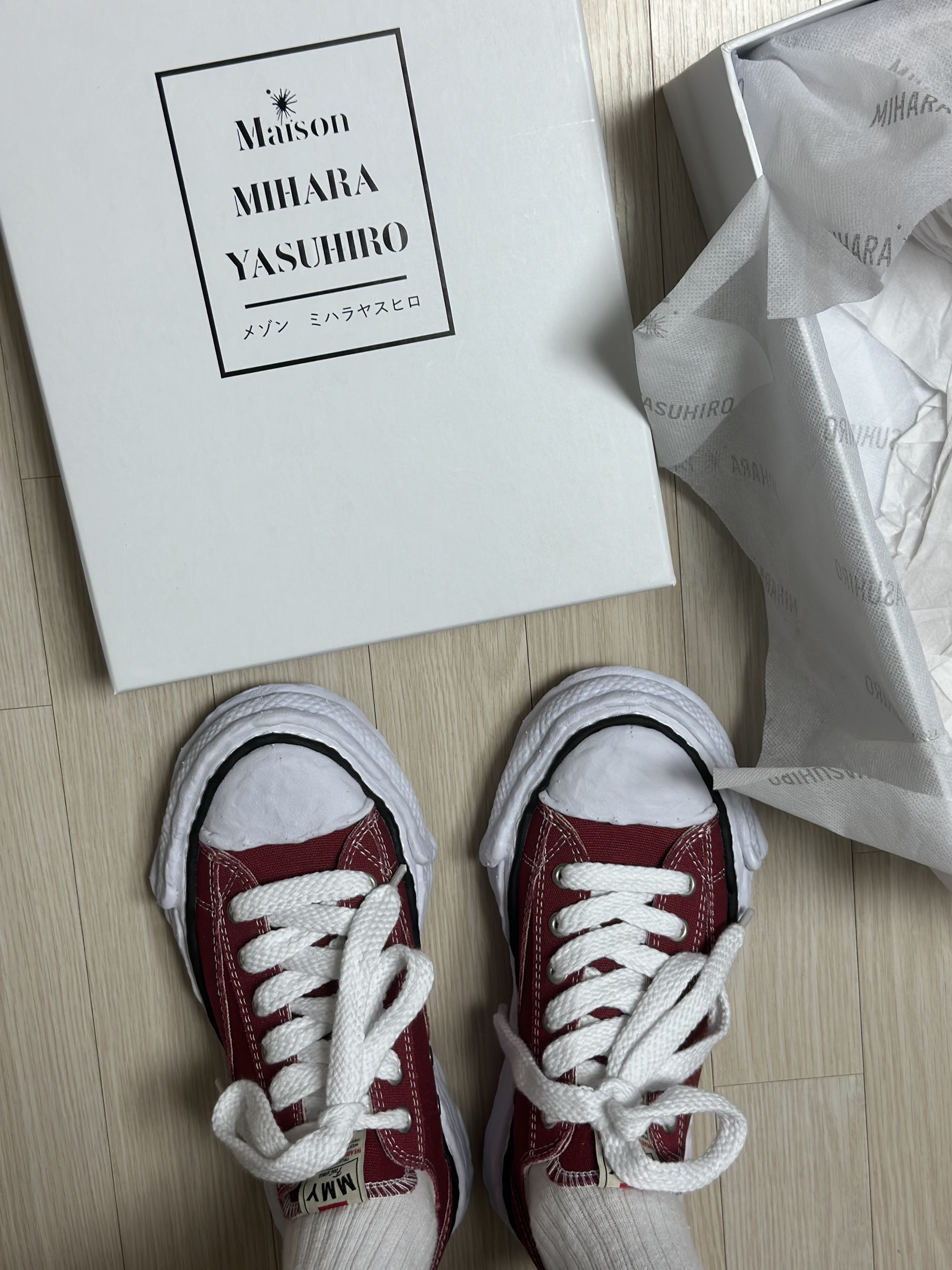 Maison Mihara Yasuhiro Peterson23 OG Sole Canvas Low-top Sneakers Bordeaux 착용 스타일
