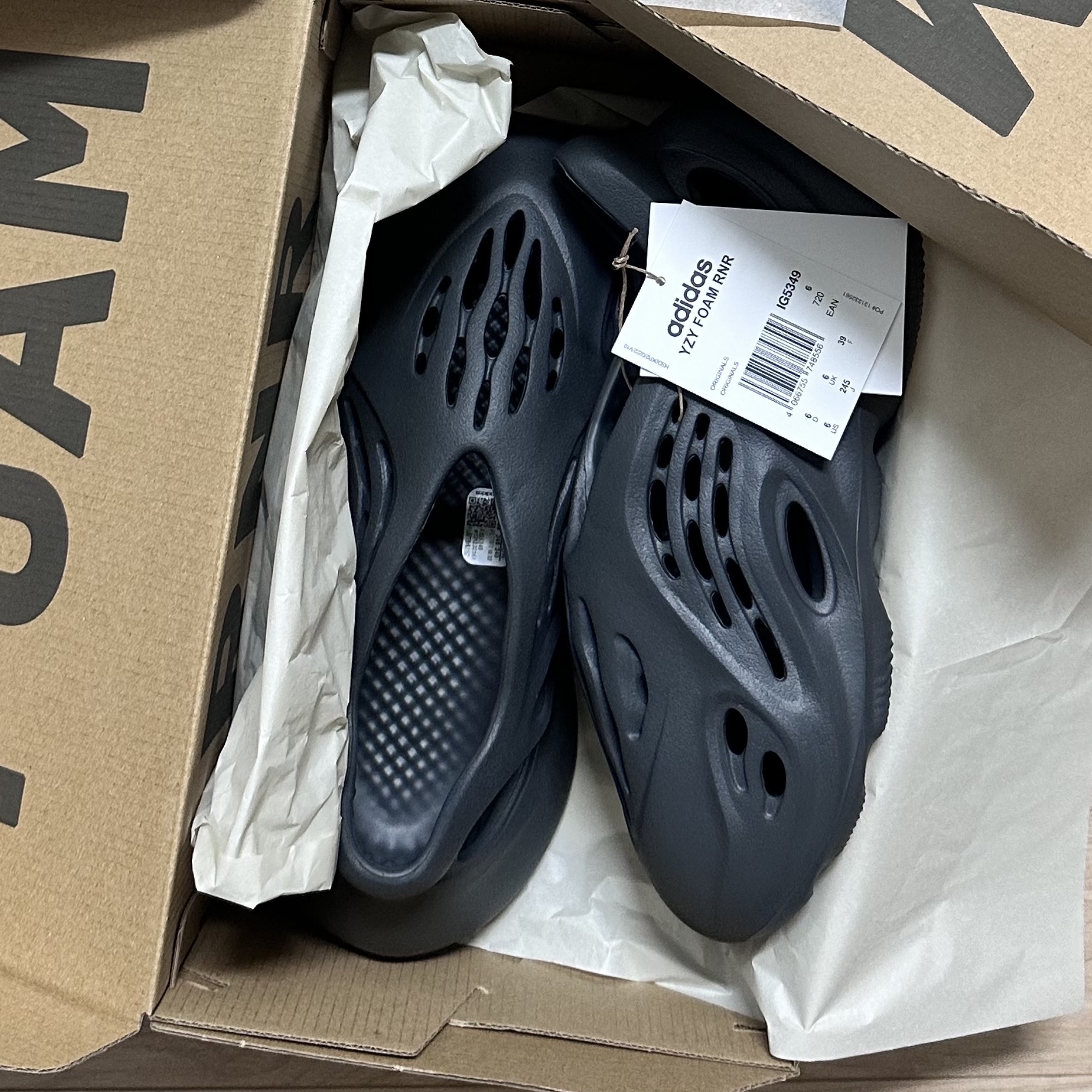 Adidas Yeezy Foam RNNR Carbon, IAB Studio 10th Anniversary T-Shirts Pack White & Black (2 Pack) 착용 스타일 - 1