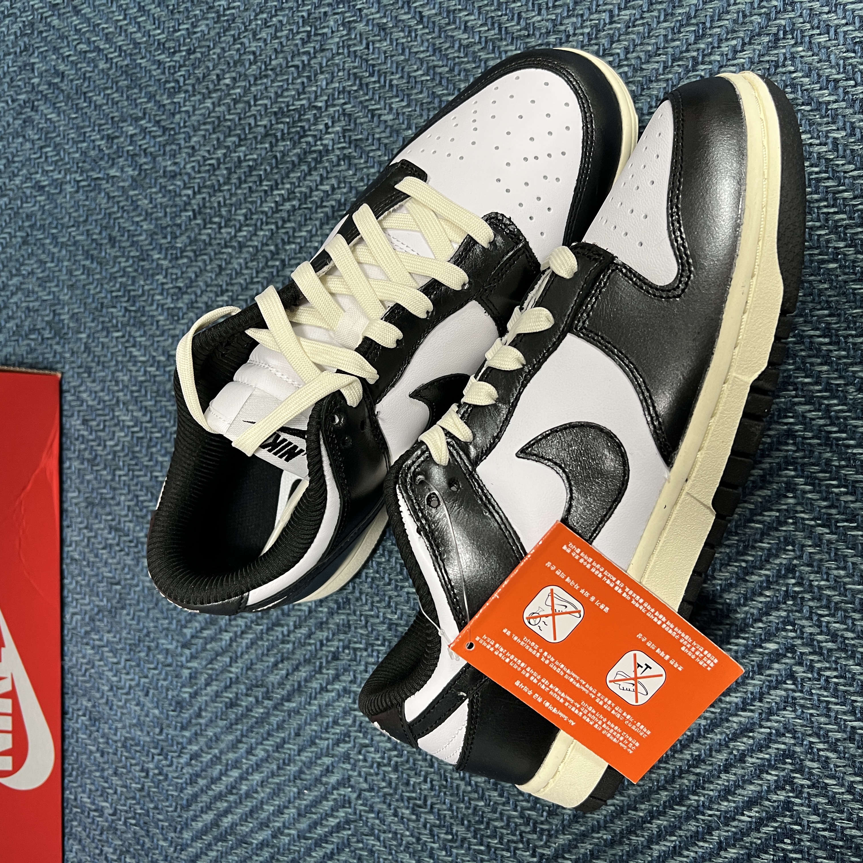 (W) Nike Dunk Low Vintage Black and White 착용 스타일