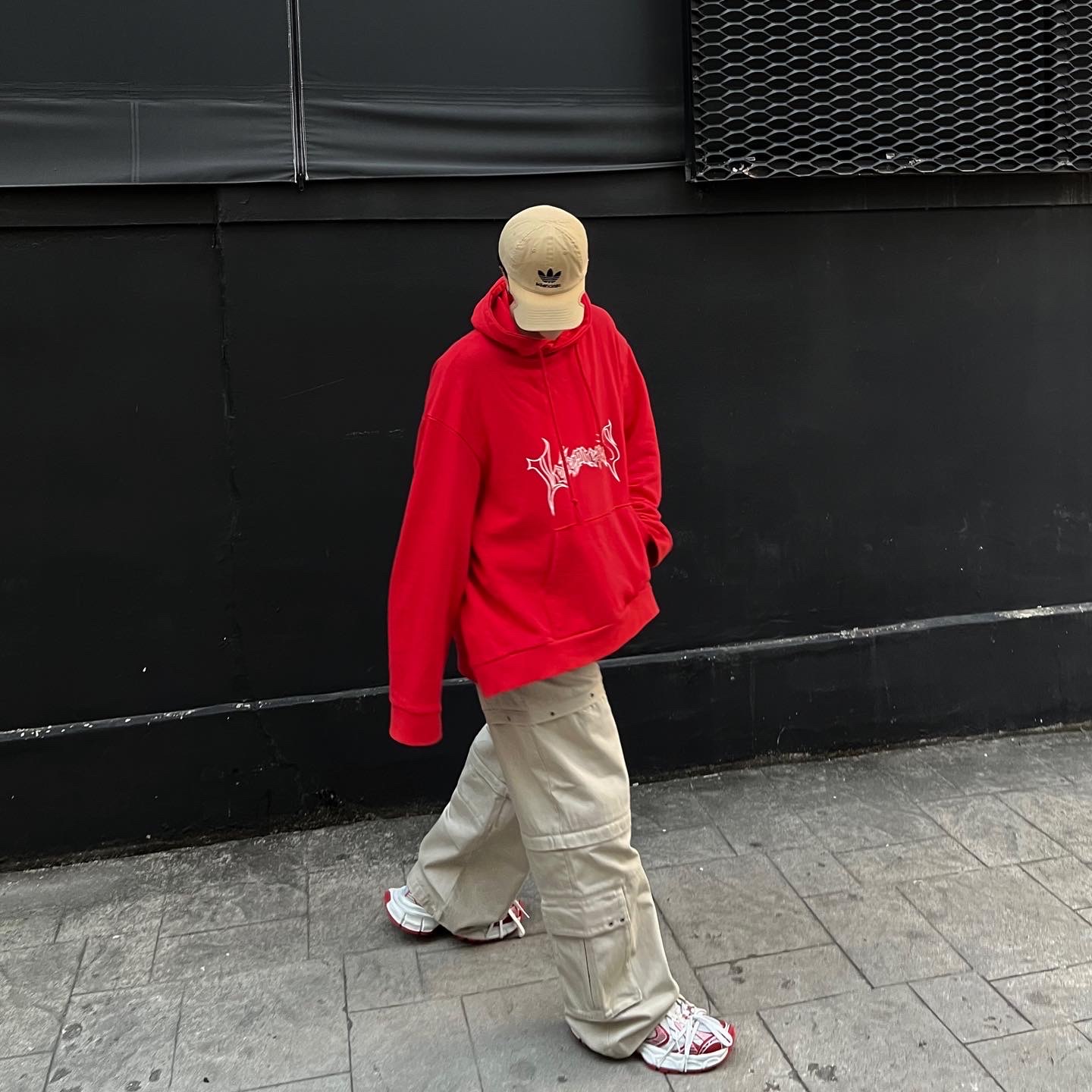 Balenciaga 3XL Sneakers White Red, Balenciaga x Adidas Cap Black 착용 스타일 - 2