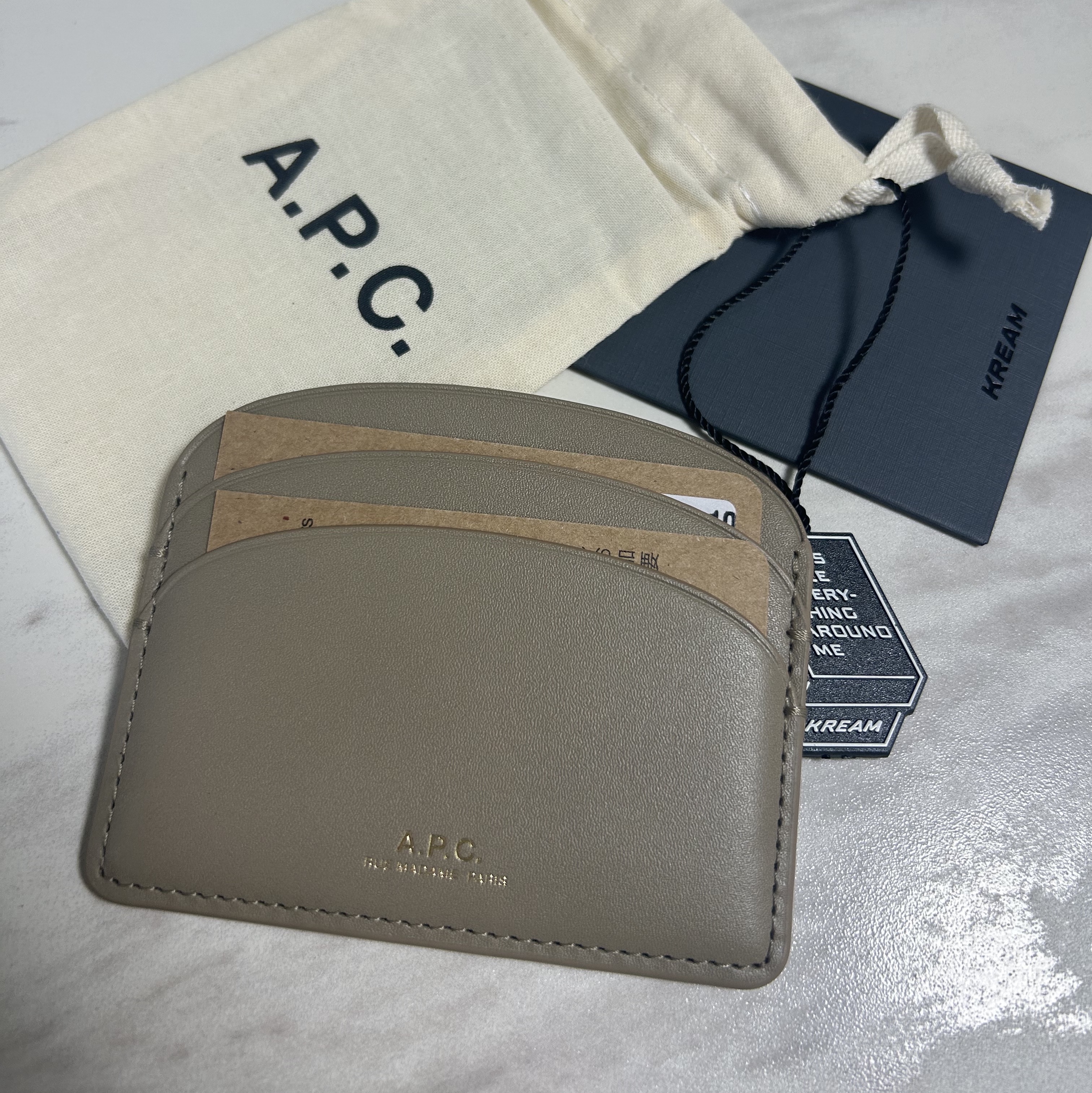 A.P.C. Demi-Lune Card Holder Beige Grey 착용 스타일