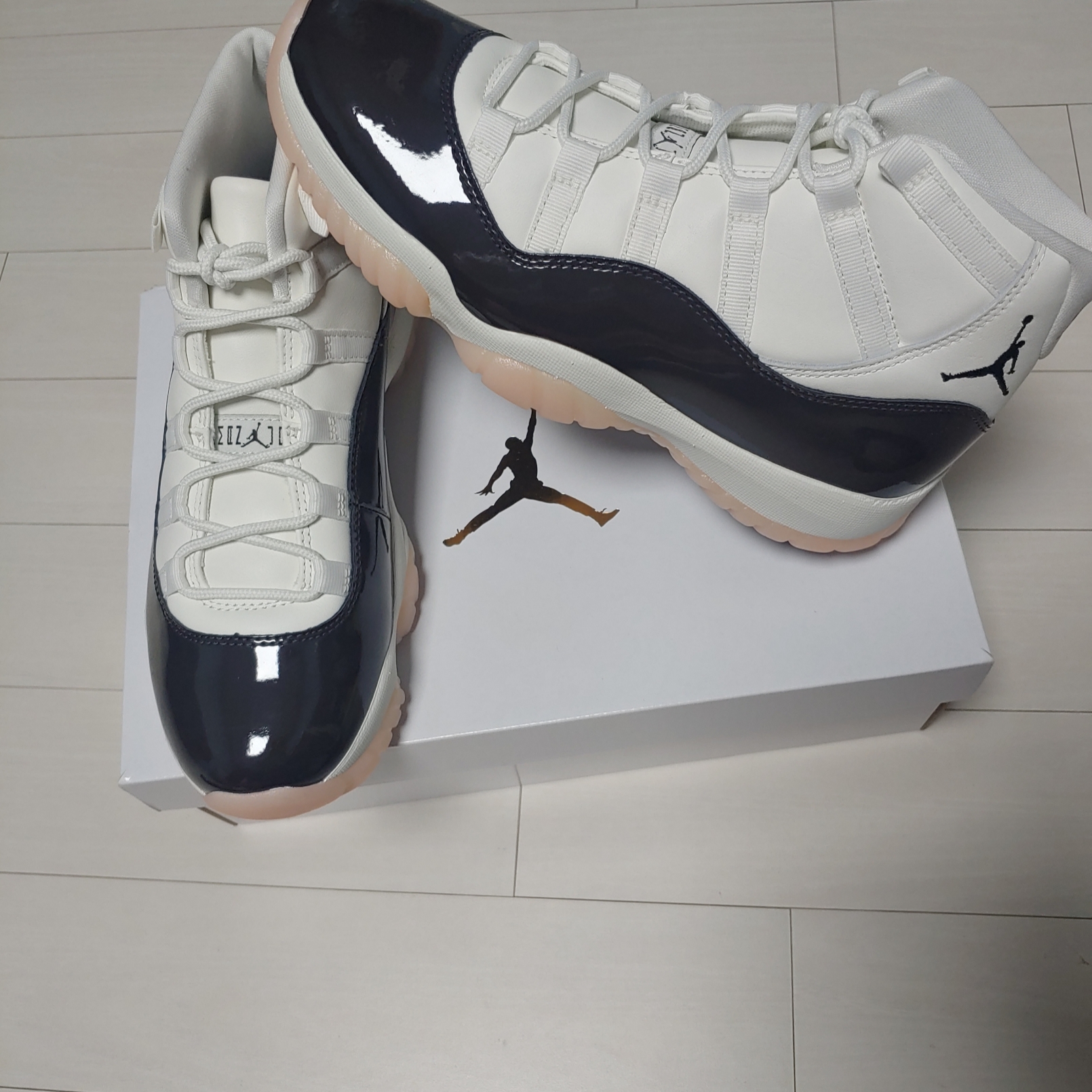 (W) Jordan 11 Retro Neapolitan 착용 스타일 - 1