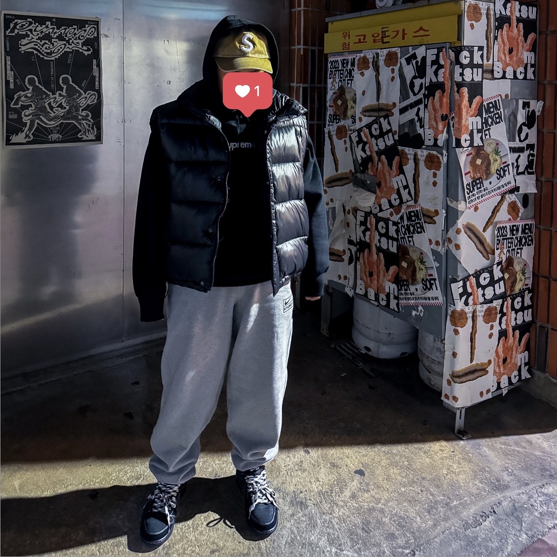 Nike x Stussy NRG Fleece Pants Dark Grey Heather (DO9340-063), Jordan 1 x Travis Scott Retro Low OG SP Black Phantom 착용 스타일