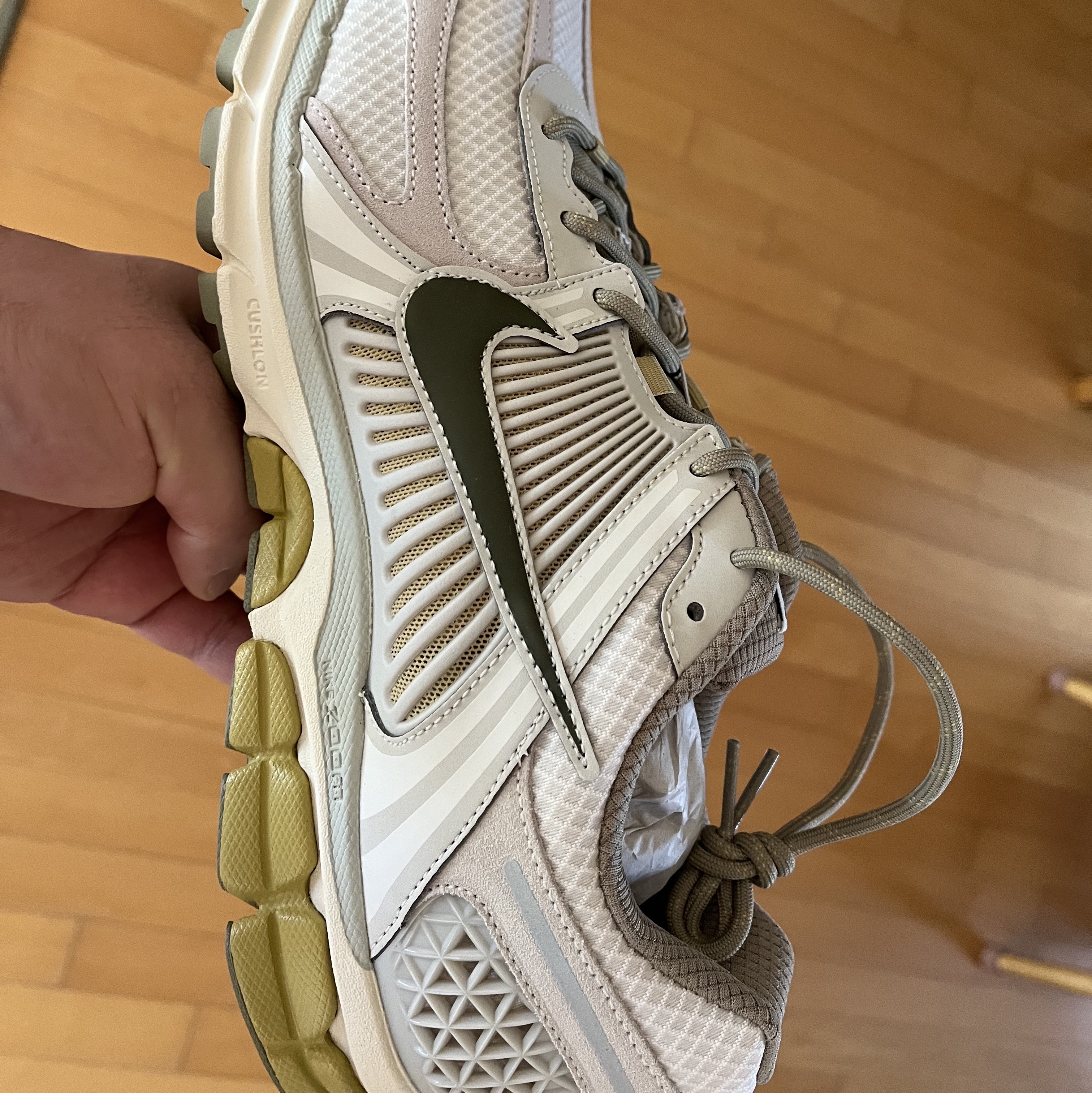 Nike Zoom Vomero 5 Light Bone and Phantom 착용 스타일