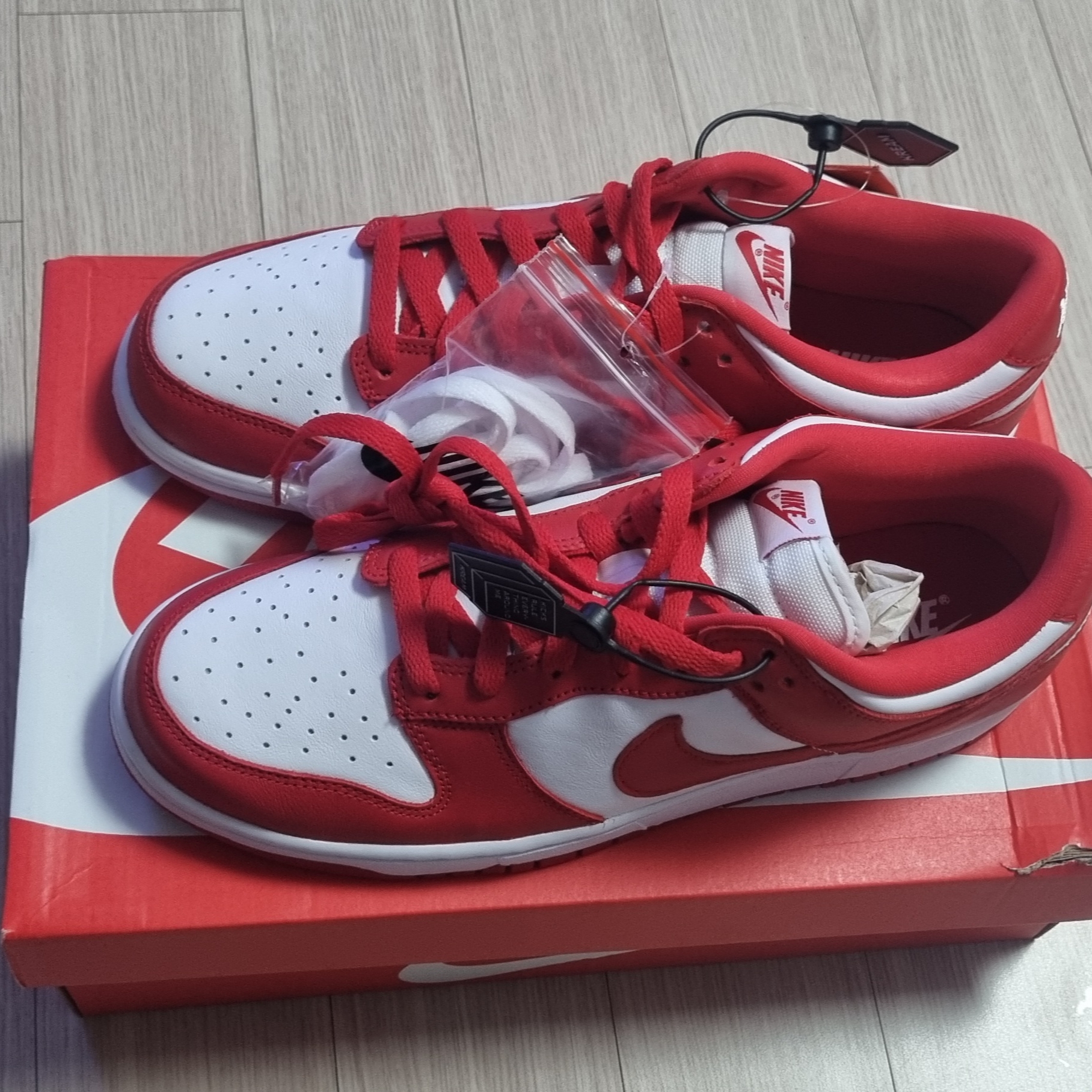 Nike Dunk Low SP White and University Red 2023 착용 스타일 - 4