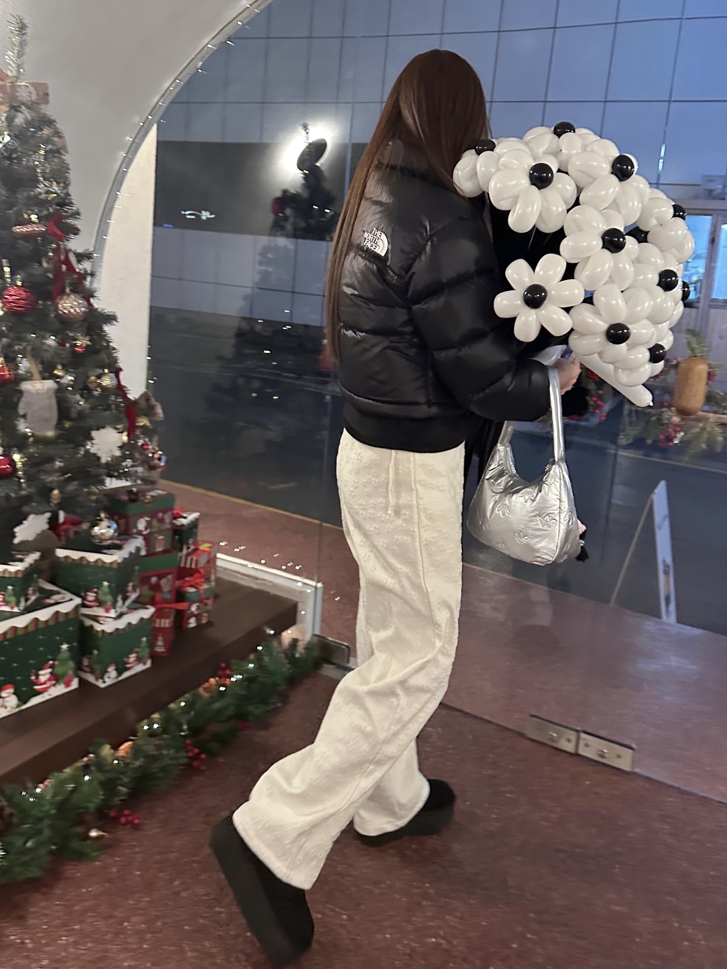 (W) The North Face Nuptse Short Jacket Black, (W) UGG Classic Ultra Mini Platform Boots Black 착용 스타일