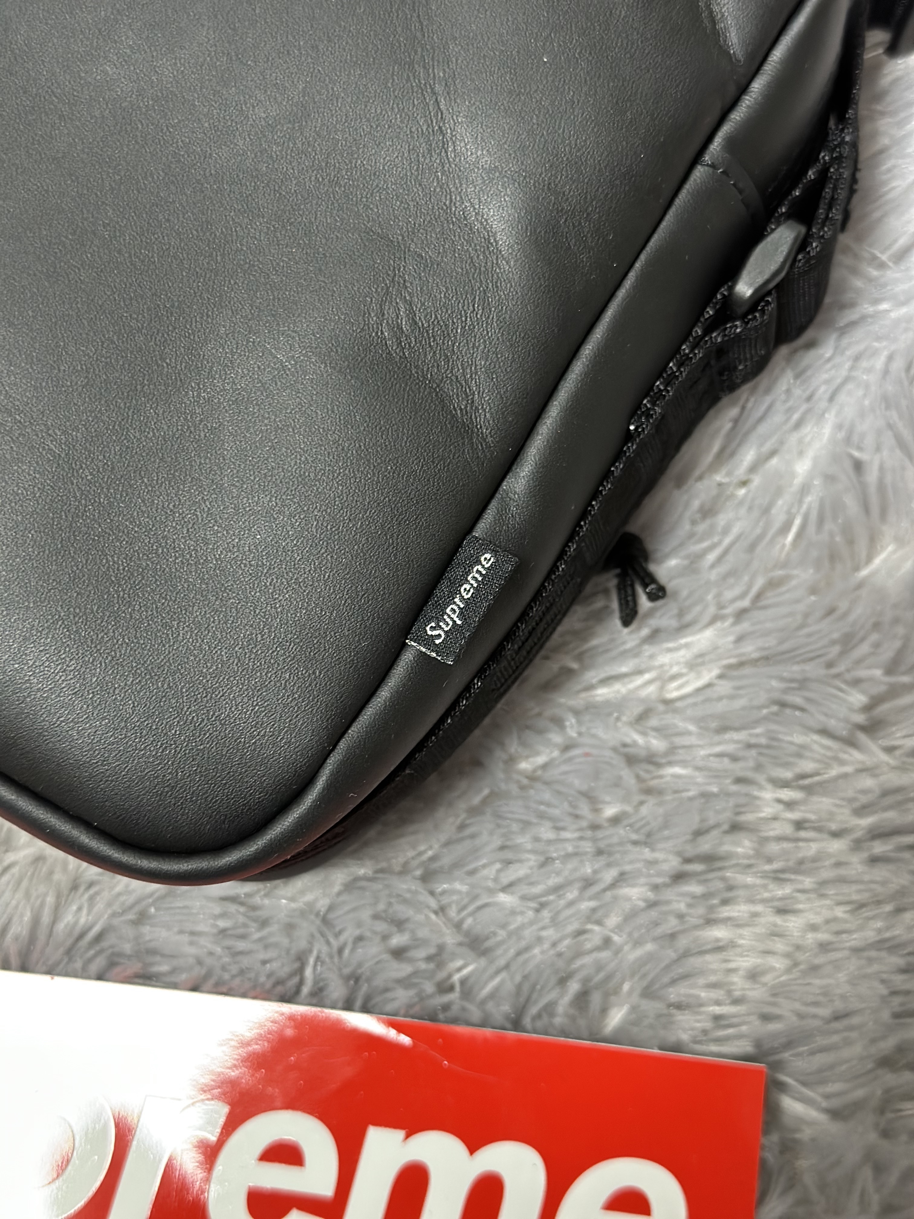 Supreme Leather Shoulder Bag Black - 23FW 착용 스타일 - 3