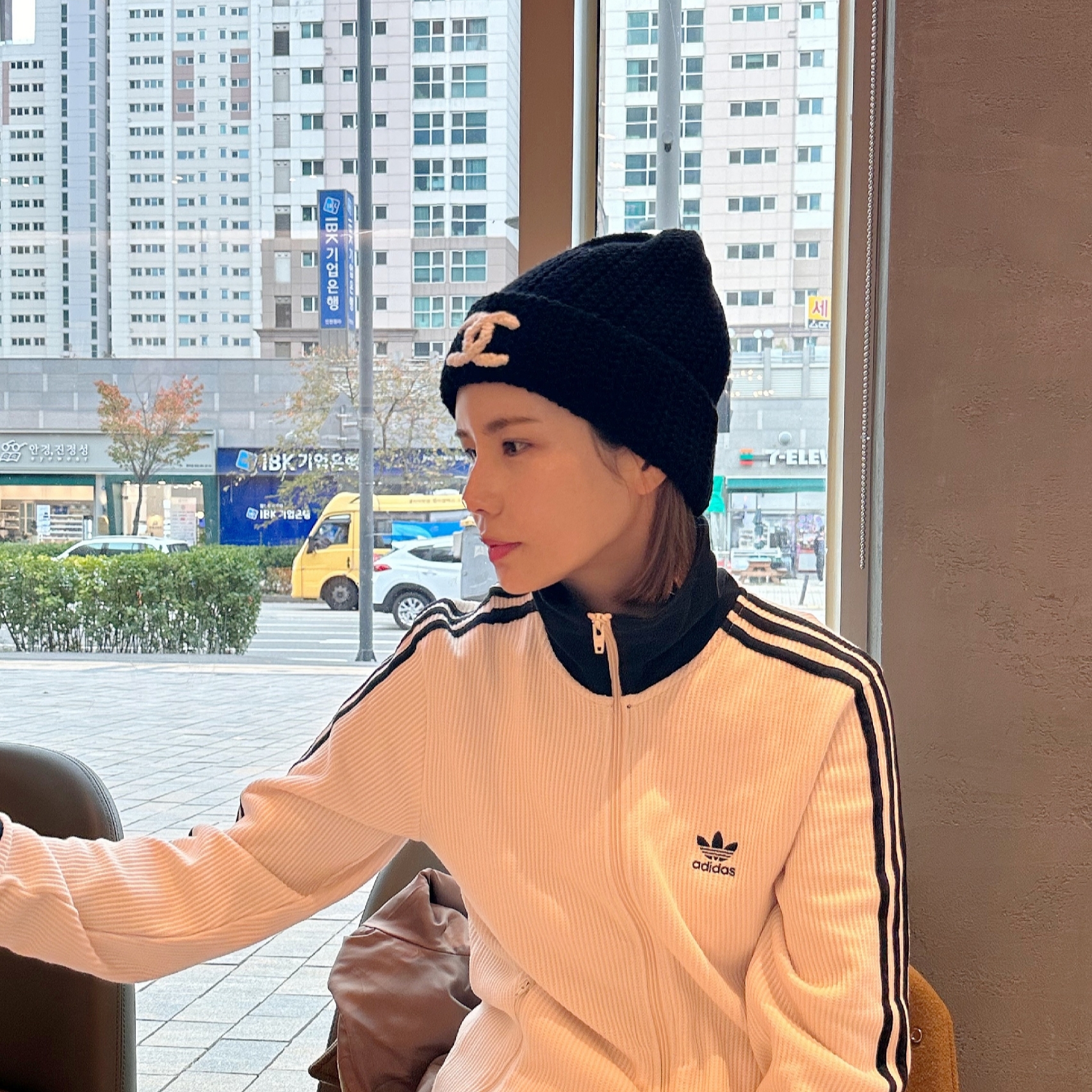 Adidas Adicolor Classic Waffle Beckenbauer Track Jacket Wonder White - KR Sizing, (W) Chanel Beanie Cashmere & Black White 착용 스타일 - 1