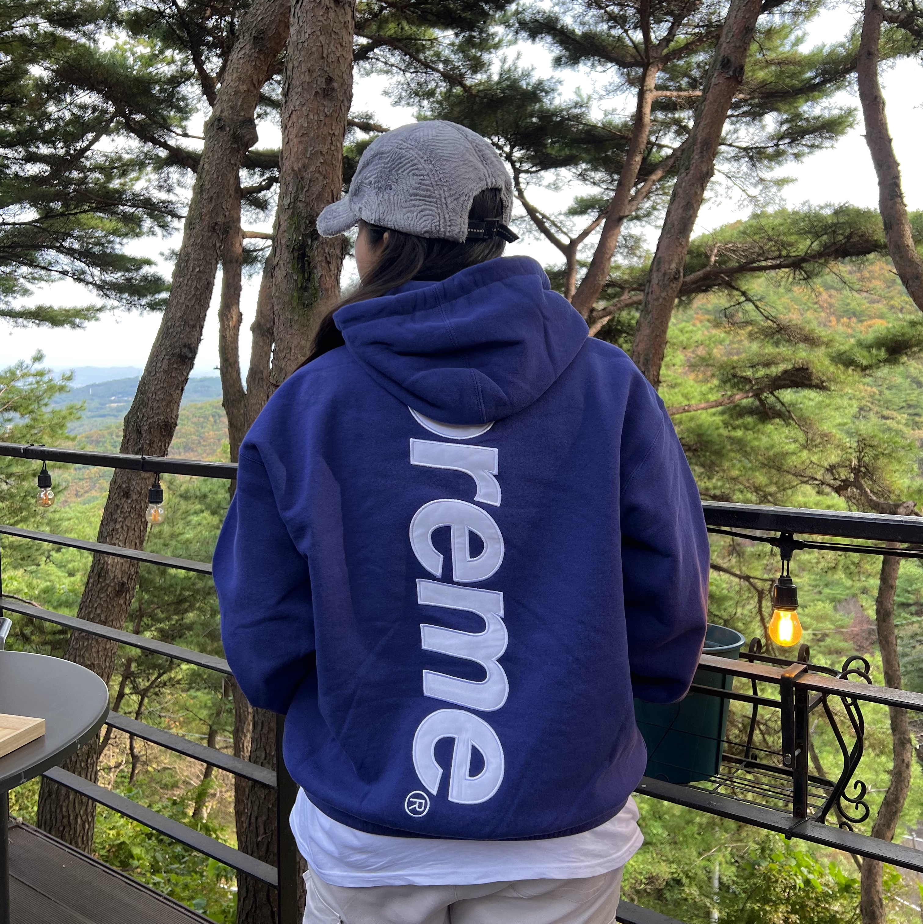 Supreme Swirl Fleece Camp Cap Grey - 22FW, Supreme Satin Applique Hooded Sweatshirt Washed Navy - 23FW 착용 스타일 - 2
