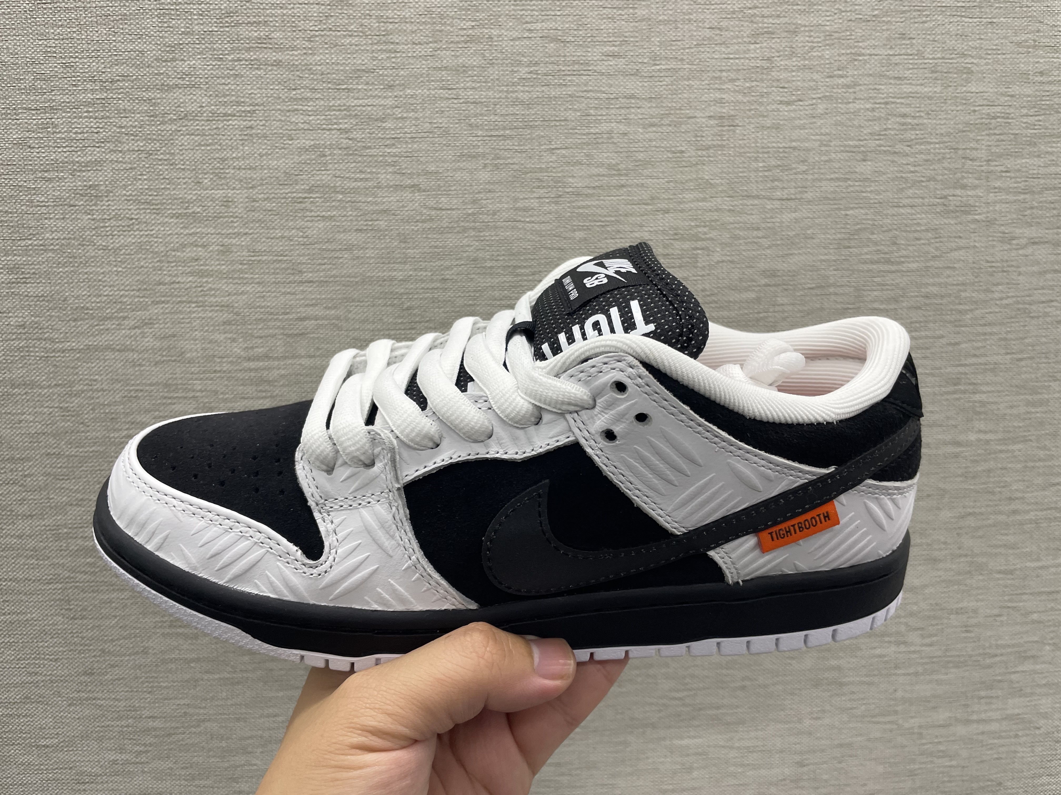 Nike x Tightbooth SB Dunk Low Pro Black and White 착용 스타일