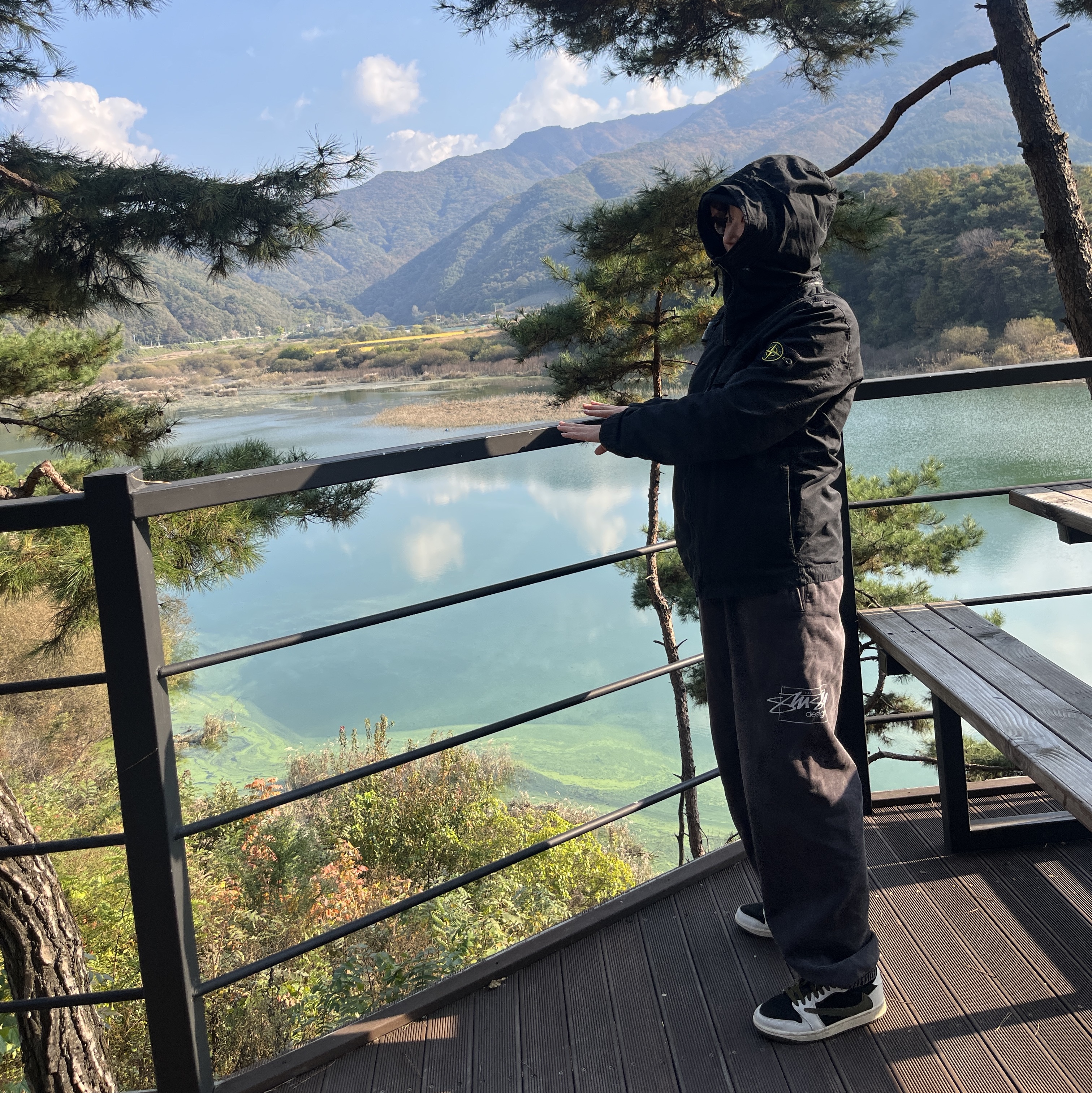 Stone Island 114WN Brushed Cotton Canvas Hooded Overshirt Black - 22FW, Stone Island 64551 Cotton Fleece Cargo Pants Black - 23SS 착용 스타일 - 3