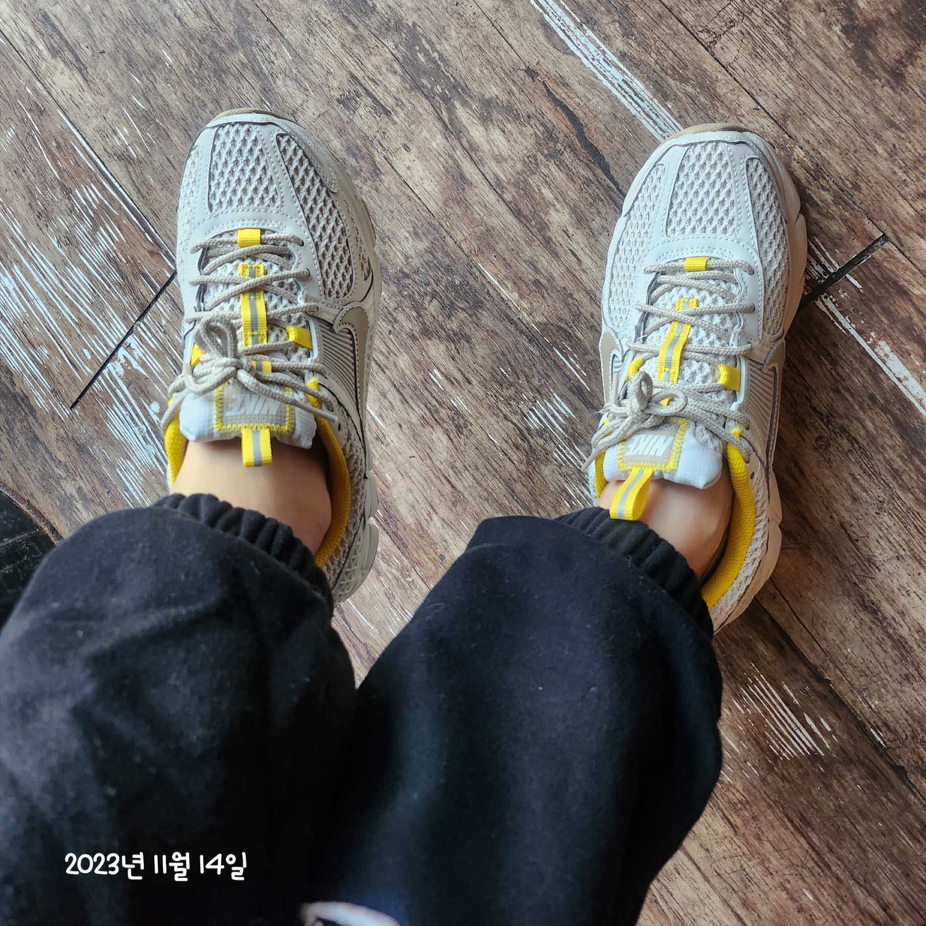 (W) Nike Zoom Vomero 5 Light Bone 착용 스타일