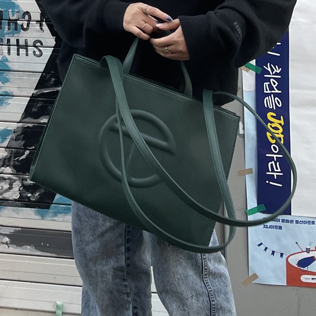 Telfar Medium Shopping Bag Dark Olive, Essentials The Core Collection Pullover Hoodie Black 착용 스타일 - 2