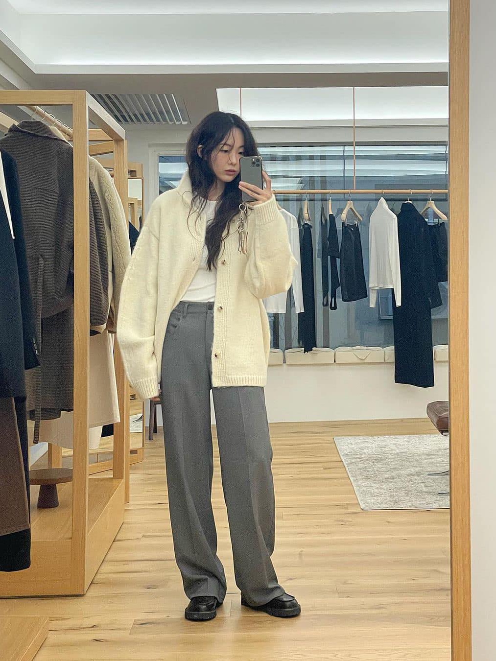 Stussy Striped Volume Pleated Trousers Grey, (W) Thom Browne Wool Pique Suiting Slim Low Rise Trouser Medium Gray 착용 스타일 - 6