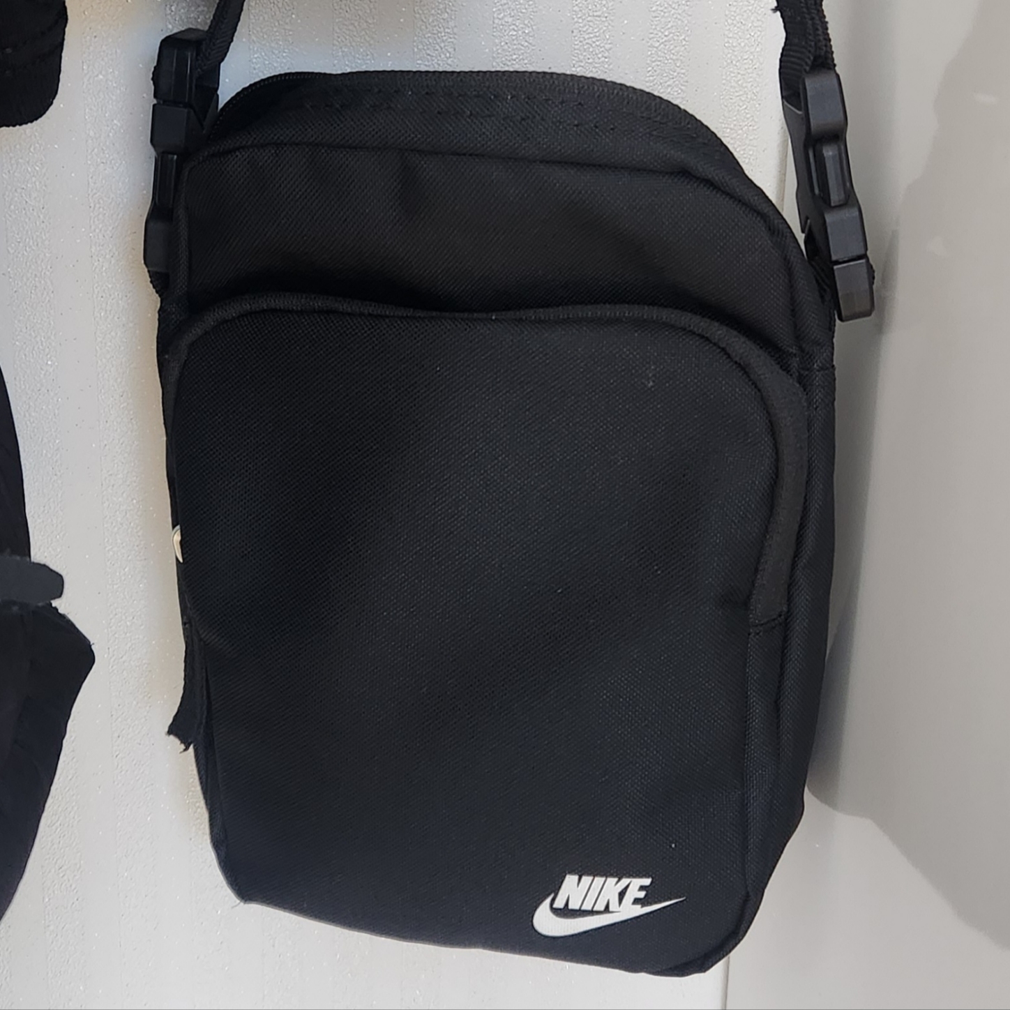 Nike Heritage Crossbody Bag 4L Black 착용 스타일 - 1