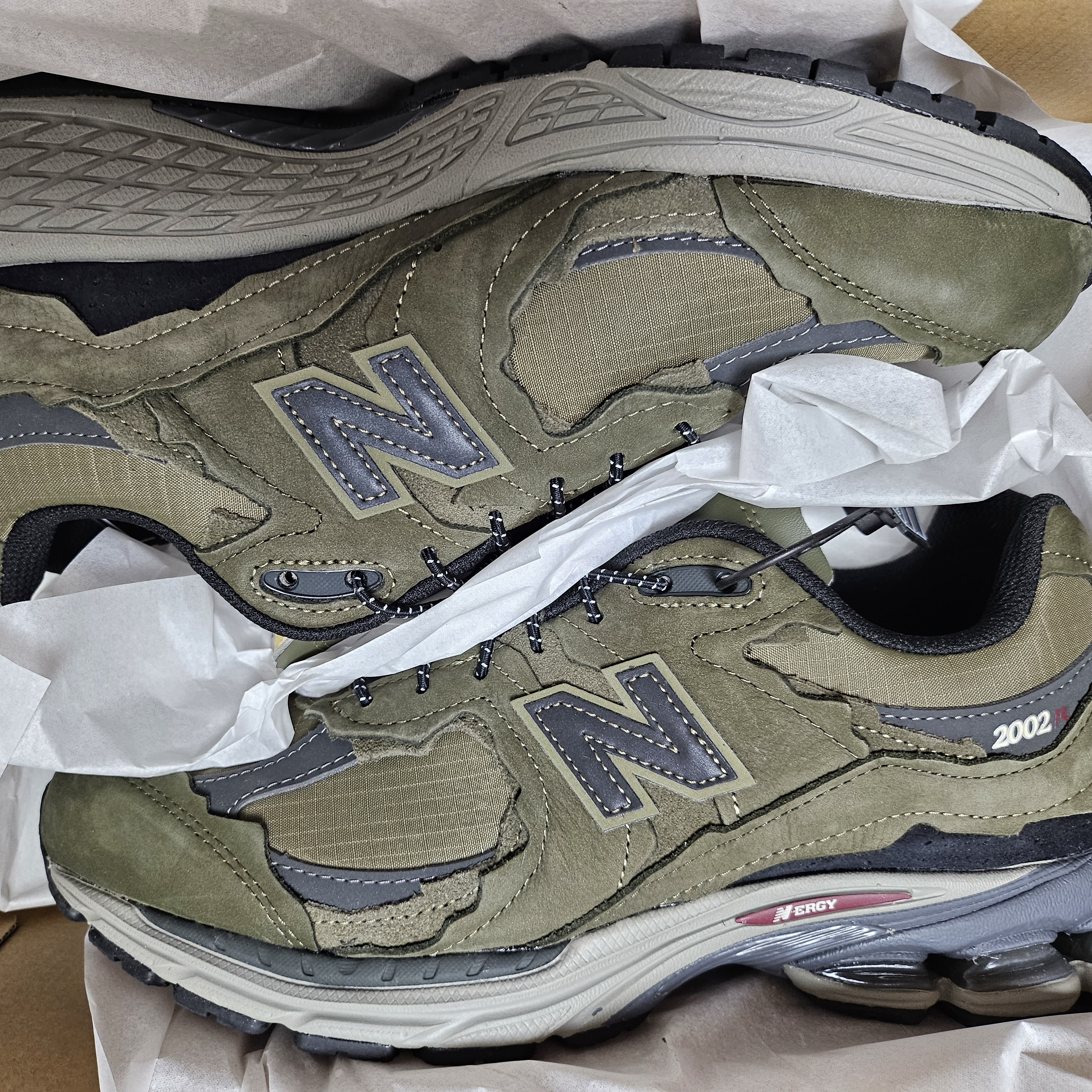 New Balance 2002R Protection Dark Moss 착용 스타일 - 1