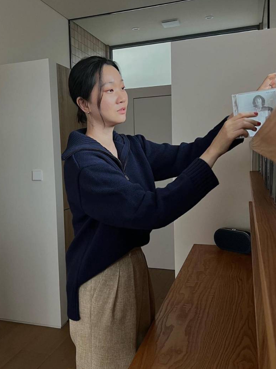 AMI de Coeur Tone-On-Tone Cashmere Crewneck Sweater Pale Blue, Thom Browne Center Back RWB Intarsia Stripe Classic Crew Neck Pullover in Fine Merino Wool Dark Grey 착용 스타일 - 3