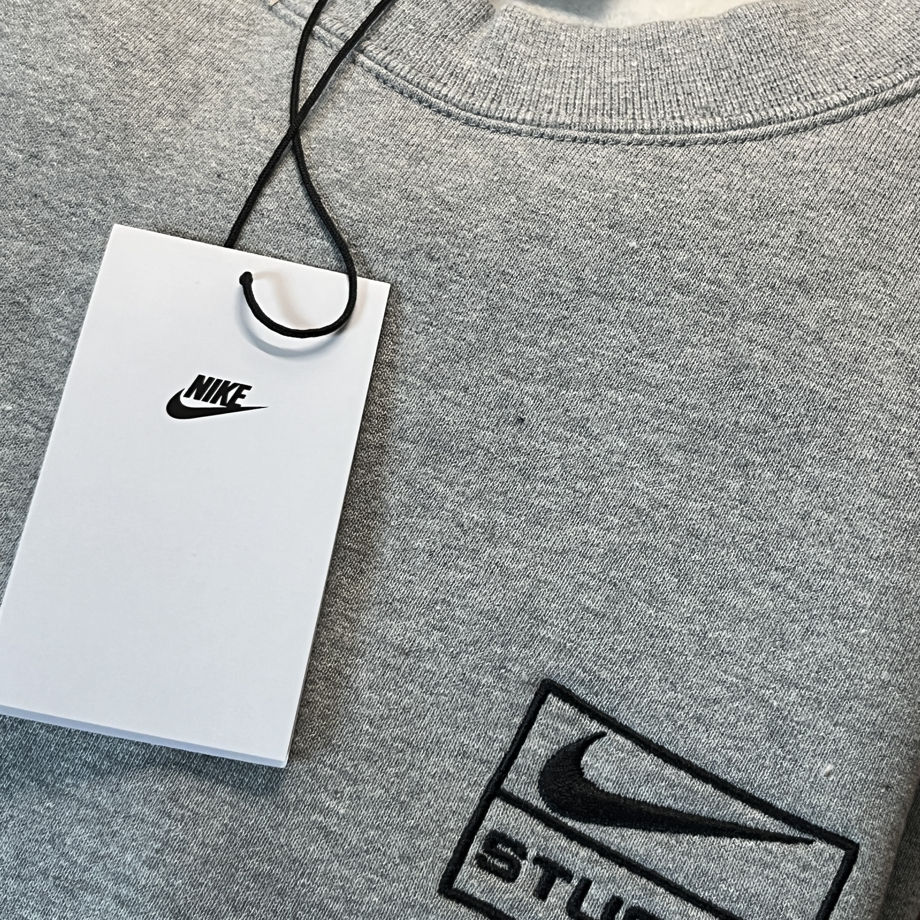 Nike x Stussy NRG Fleece Crewneck Dark Grey Heather (DO9337-063) 착용 스타일