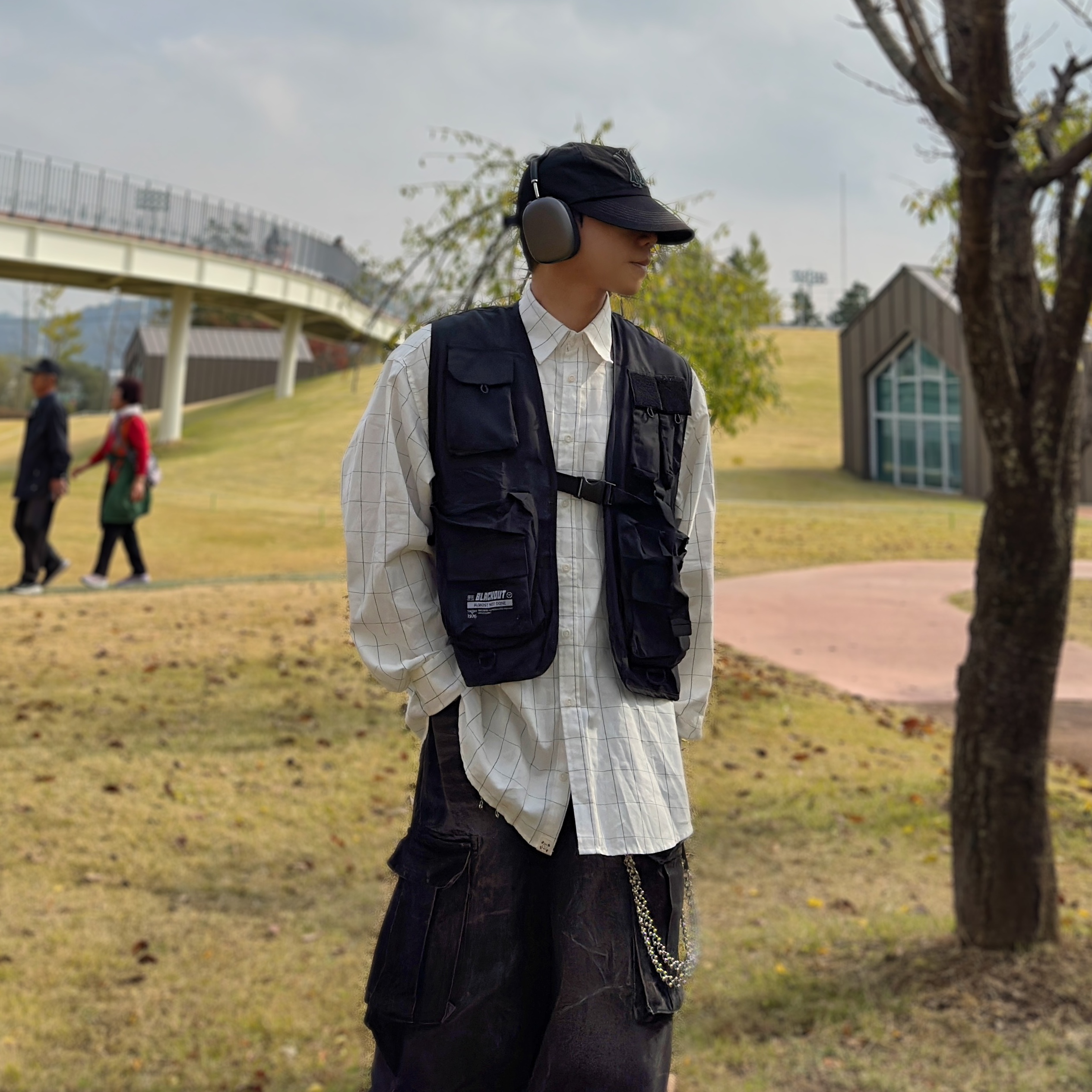 Apple AirPods Max Lightning Space Gray (Korean Ver.), Balenciaga 3XL Sneakers White Red 착용 스타일 - 3