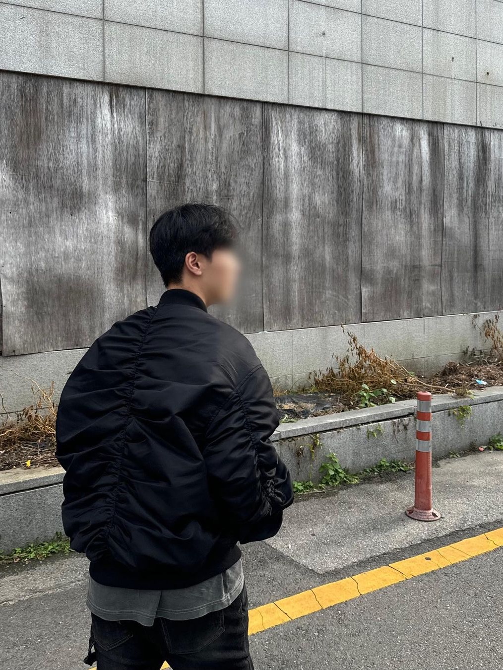 OMO Larva Shirring Bomber Jacket Black, OMO Larva Shirring Bomber Jacket Khaki 착용 스타일 - 2