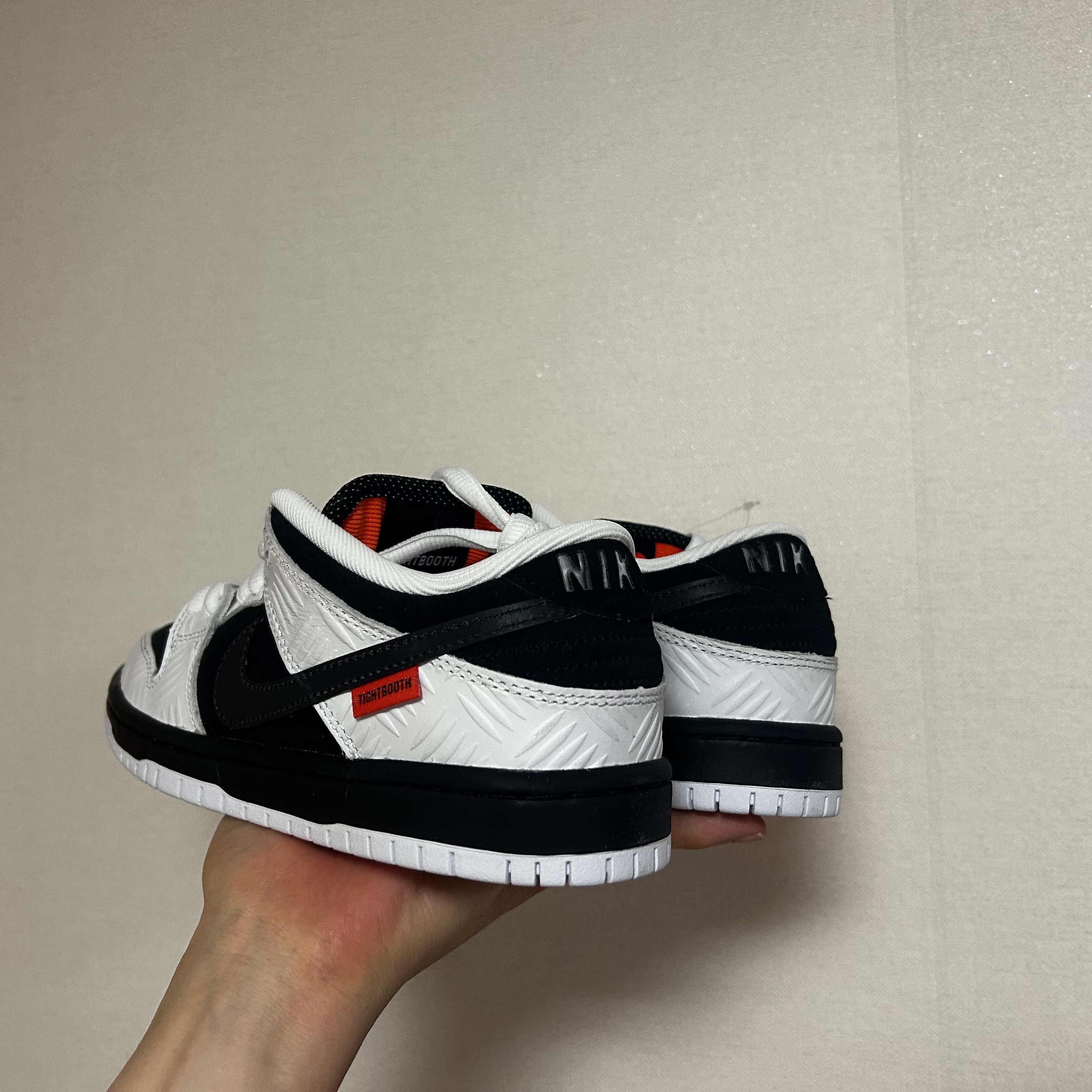 Nike x Tightbooth SB Dunk Low Pro Black and White 착용 스타일 - 2