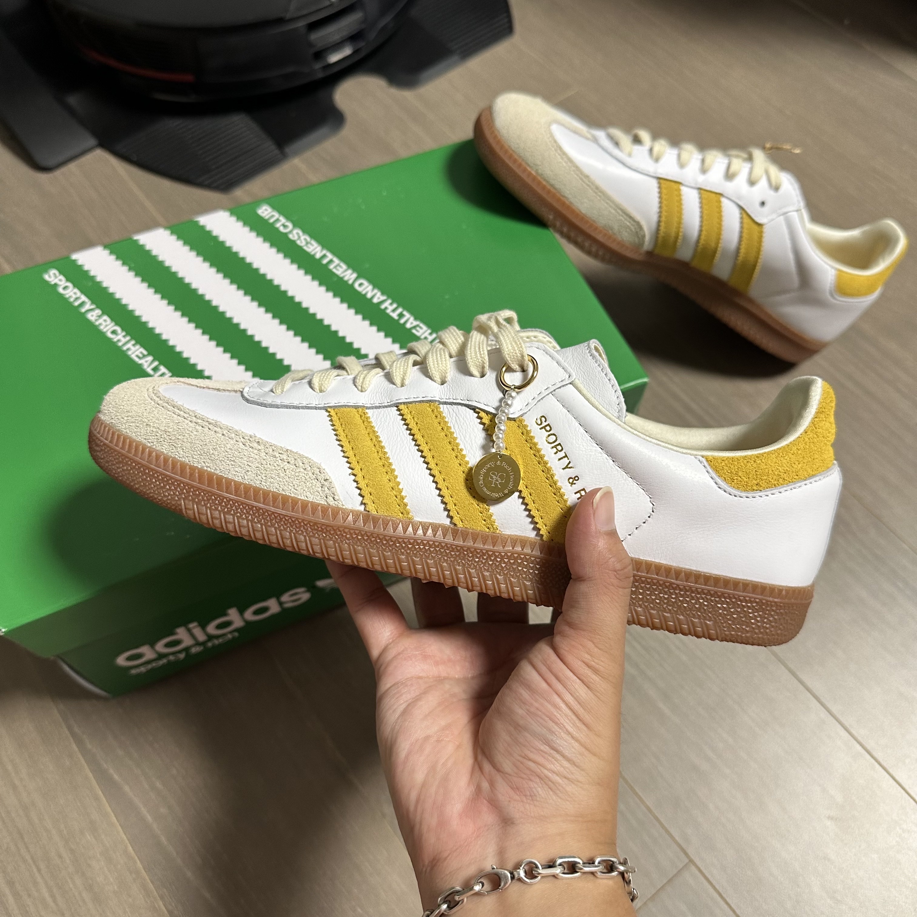 Adidas x Sporty & Rich Samba OG Cloud White Bold Gold 착용 스타일 - 1