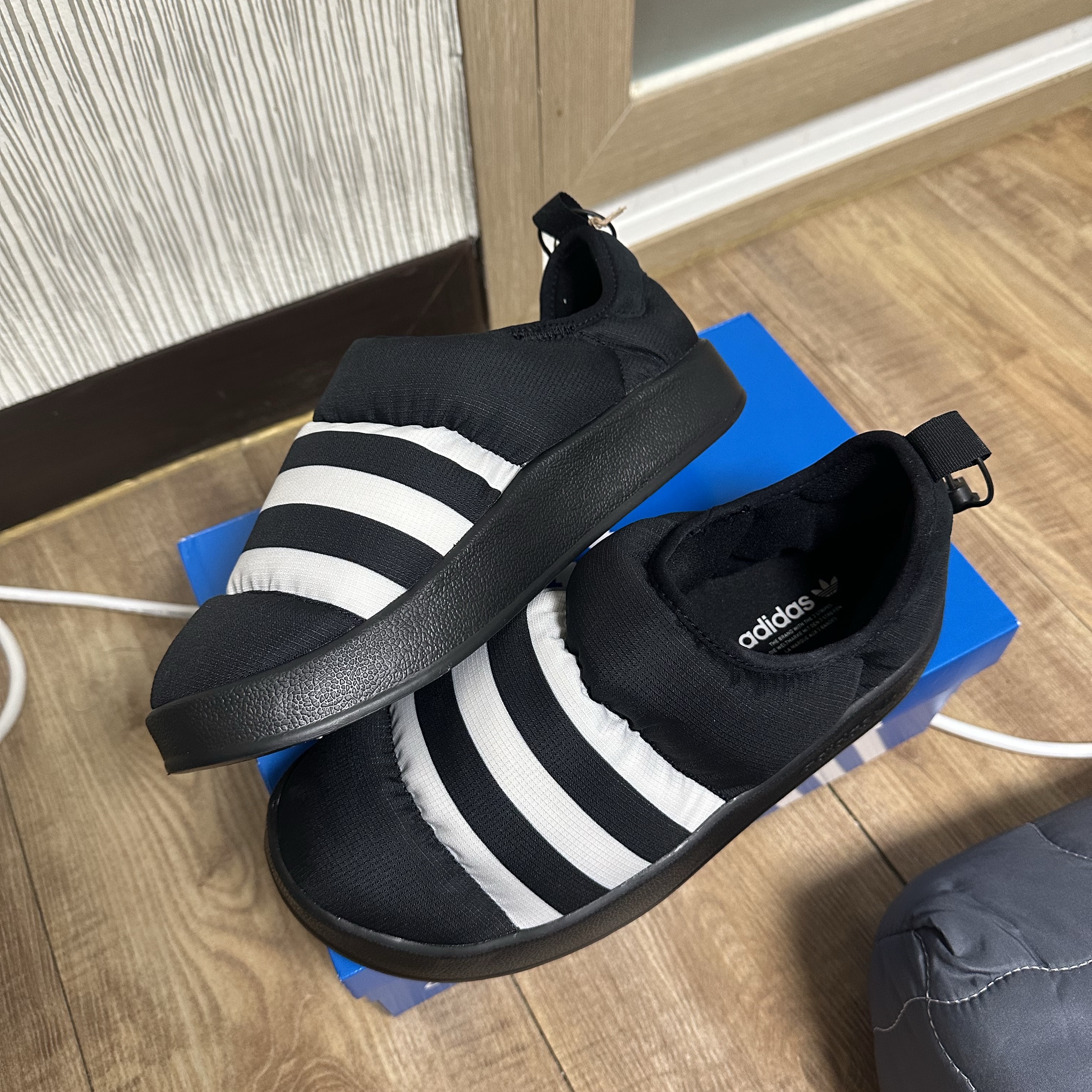 Adidas Puffylette Core Black 착용 스타일