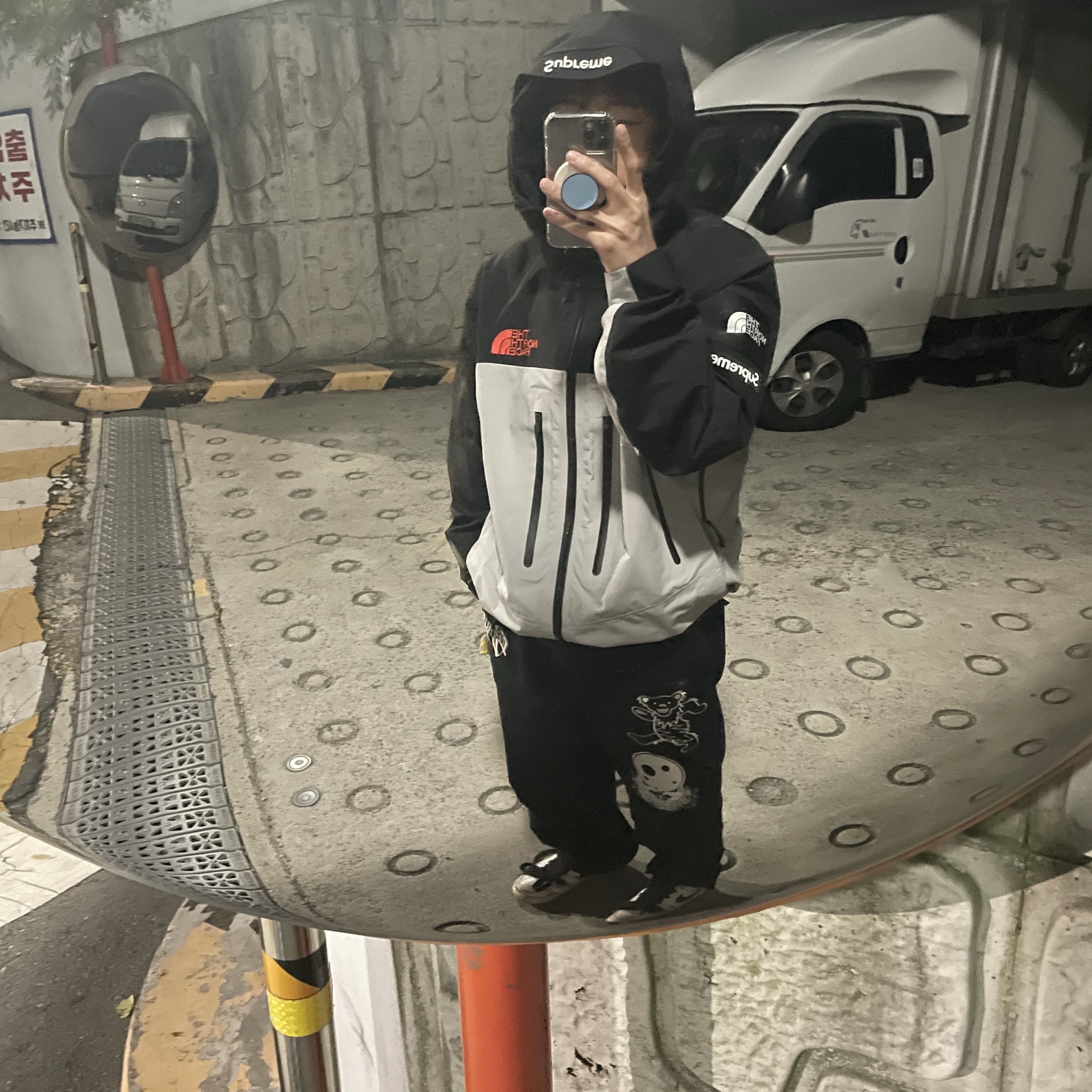 Supreme x The North Face Taped Seam Shell Jacket Grey - 22FW, Thisisneverthat x Grateful Dead Iconography Work Pants Off Black 착용 스타일 - 1