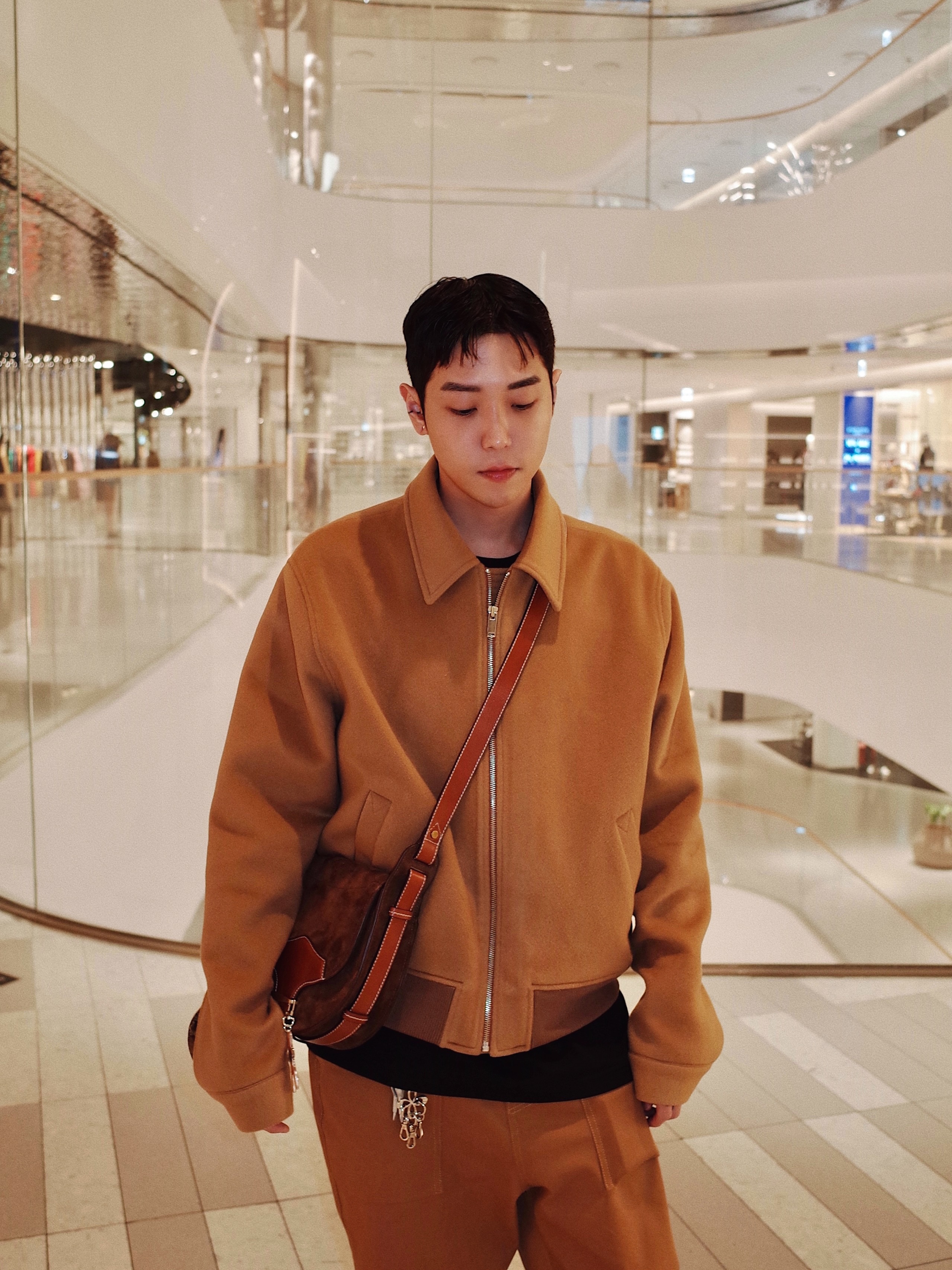 Isabel Marant Botsy Small Satchel Raffia Bag Natural Cognac - 23SS, STU Suede Peny Loafers Black 착용 스타일 - 2