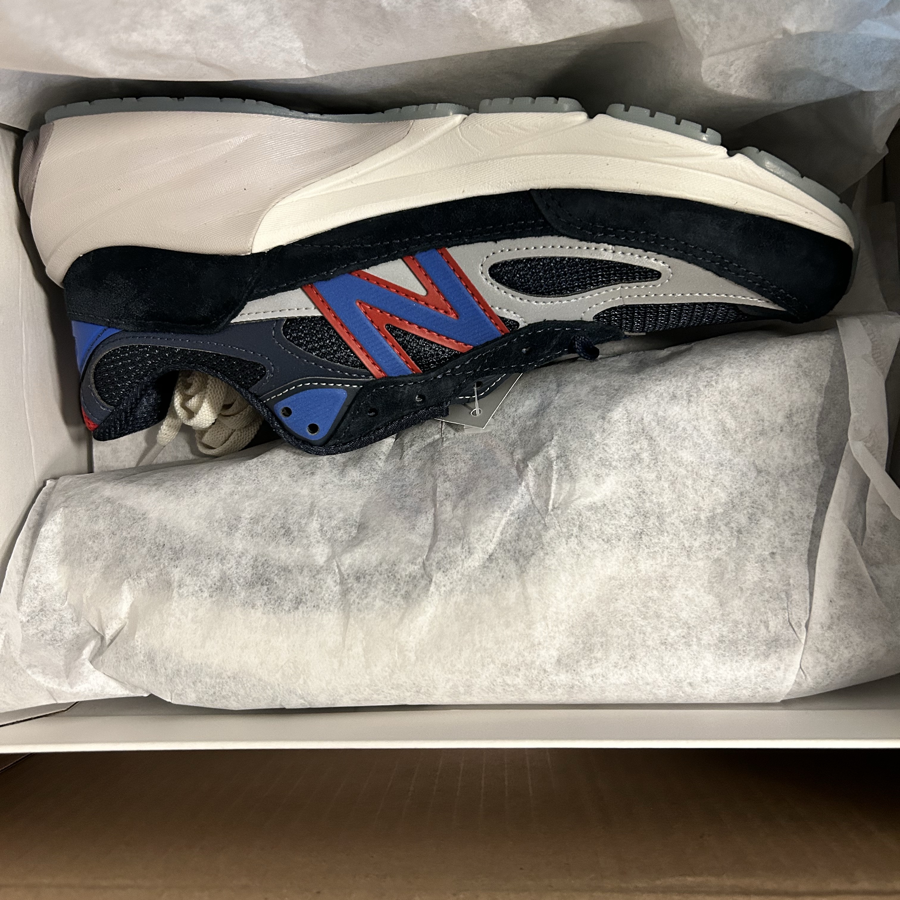 New Balance x Kith x Madison Square Garden 990v6 Made in USA Navy 착용 스타일 - 3