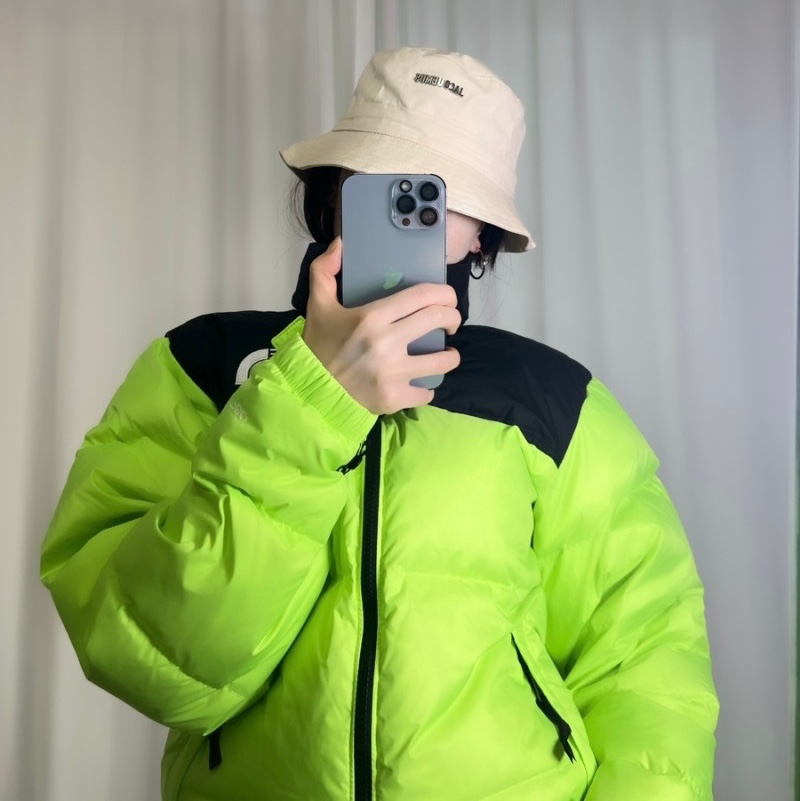 The North Face 1996 Retro Nuptse Jacket Deep Grass Green 착용 스타일 - 1