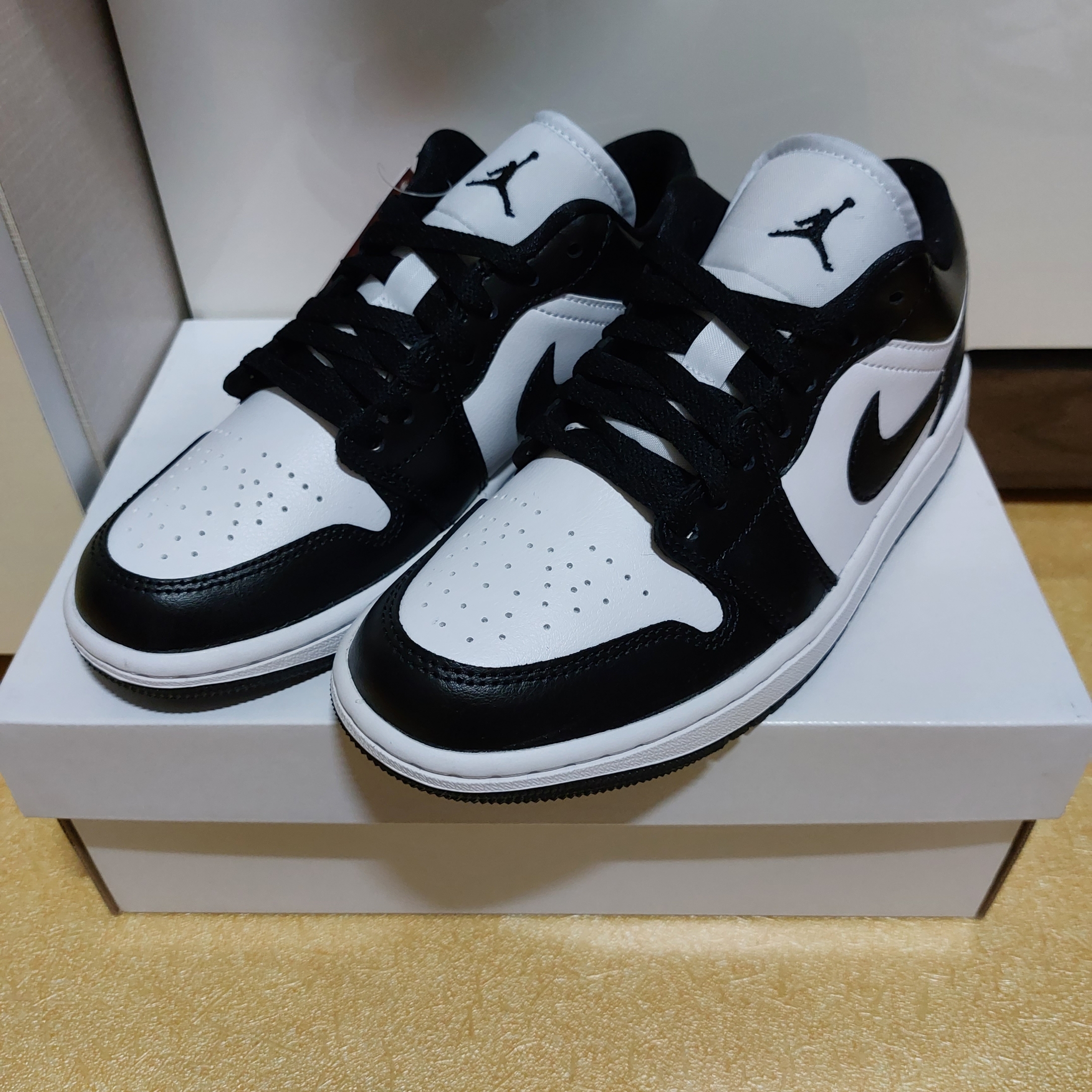 (W) Jordan 1 Low Black and White, (W) Nike Dunk Low Vintage Black and White 착용 스타일 - 2