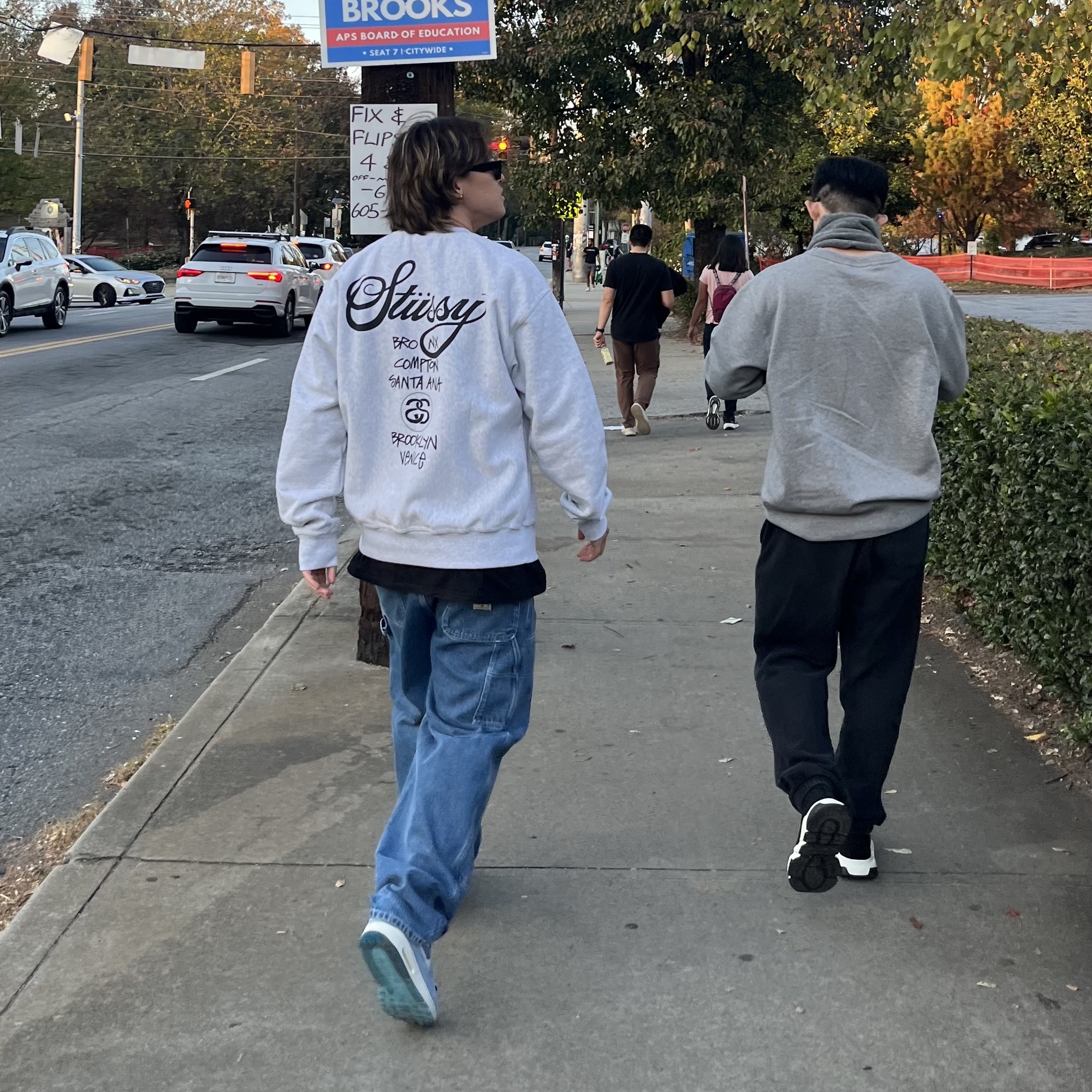 Stussy World Tour Crew Ash Heather 2023, Stussy Denim Work Pants Blue 착용 스타일 - 3